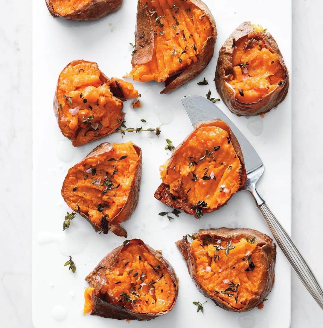 マーサ・スチュワートさんのインスタグラム写真 - (マーサ・スチュワートInstagram)「Though sweet potatoes are available year-round, they're at their sweetest in fall and winter. Not your ordinary sweet potatoes, these are twice-cooked, punched up with vinegar and thyme, and meant to be enjoyed in their fiber-rich skins. Grab the recipe at the link in bio. 📷: @linda.xiao」10月19日 9時06分 - marthastewart