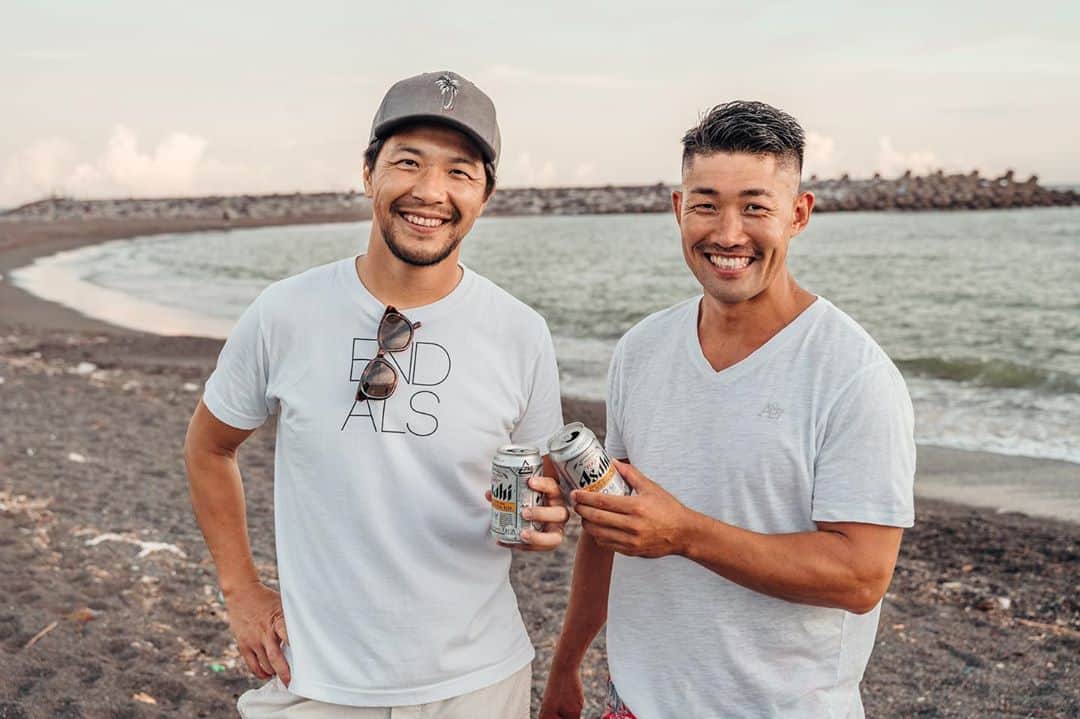 君島良夫のインスタグラム：「Life is better at the beach. With my B(beer)FF.  1😊2🍻3😆4😂  📷 @yuriko.1204」