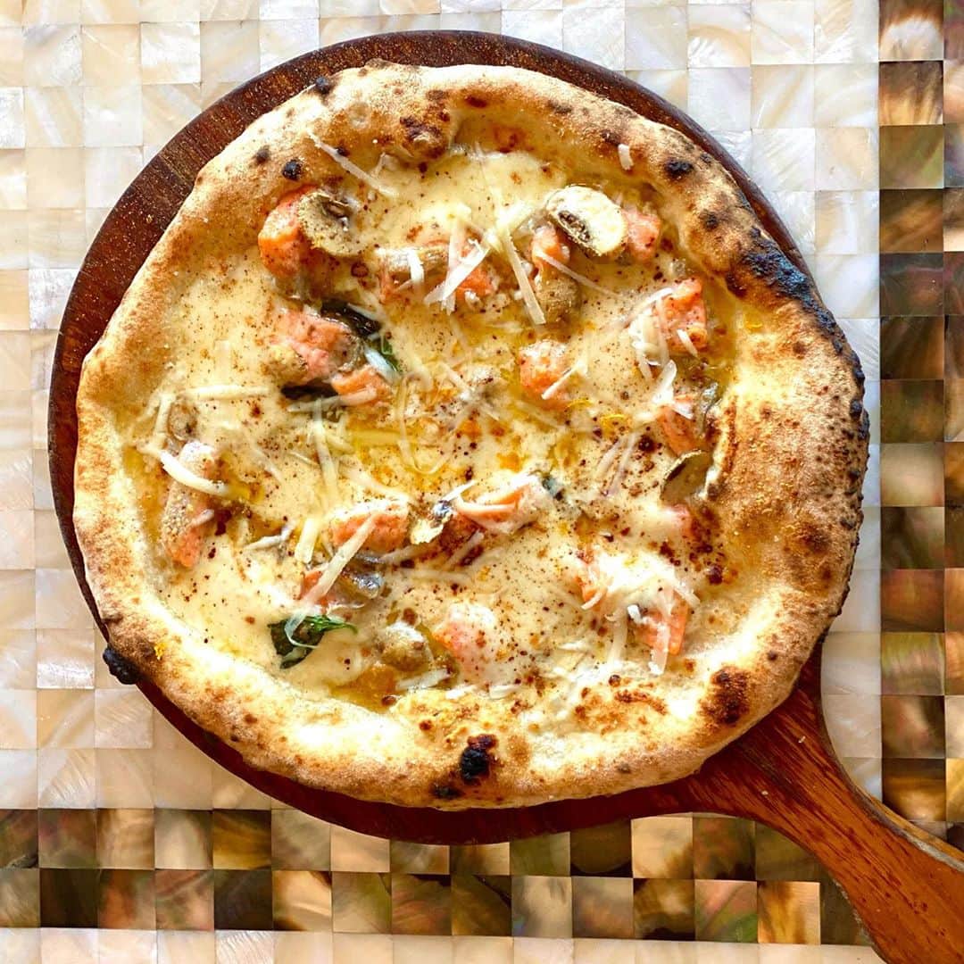 ポジリポのインスタグラム：「〜Weekly Pizza〜  【サーモンクリームとマッシュルームのピッツァ　 〜シナモンジンジャー、オレンジの香りで〜】  身が程よく締まり、油乗り、油周りが非常によく、味わいが深いロイヤルスコティッシュサーモンを使用。 クリームにサーモンとマッシュルームの旨みを。 シナモン×オレンジ×ジンジャーで甘い香りを楽しめて 清涼感がサーモンと相性抜群のピッツァ。  ・ ・ ・ 〜Weekly Pasta〜  【グリル銀鱈のプリエーゼ】   冬から春が旬のブロッコリ。 そのブロッコリをクタクタなるまで茹で 炒め香りが出たアンチョビ、ニンニクと炒める。 炭焼きで片面パリッと味はふっくら仕上げた銀鱈 アクセントでドライトマトを使用した「旬」の食材を使った南イタリアのパスタ。  ・ ・ ・ ※ランチタイムのチョイスでお選びいただけます ぜひ、お待ちしております！  #ポジリポ #ポジリポ沖縄 #沖縄ランチ #沖縄イタリアン #沖縄ピッツァ #沖縄パスタ #沖縄ワイン #沖縄グルメ #沖縄食材 #沖縄サンセット #沖縄夕日 #那覇空港 #沖縄旅行 #豊見城 #瀬長島 #ウミカジテラス #gotoキャンペーン #地域共通クーポン沖縄  #posillipo #okinawa #okinawatrip #okinawaitalian #okinawasunset #okinawalunch #senagajima  #tomigusuku #foodlover #foodie #goto #gotoeat」