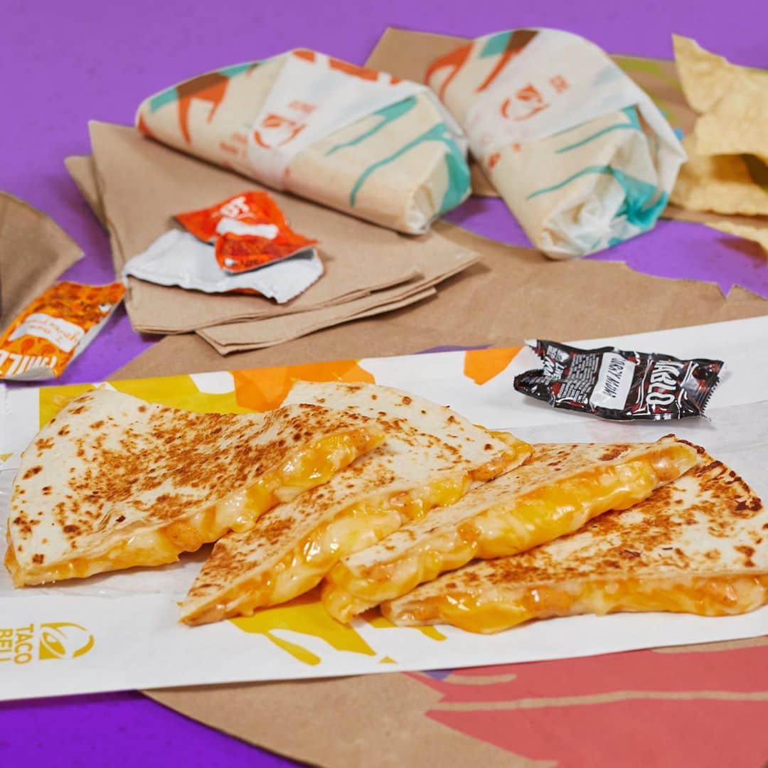 Taco Bellのインスタグラム：「Wrapping up the weekend like...」