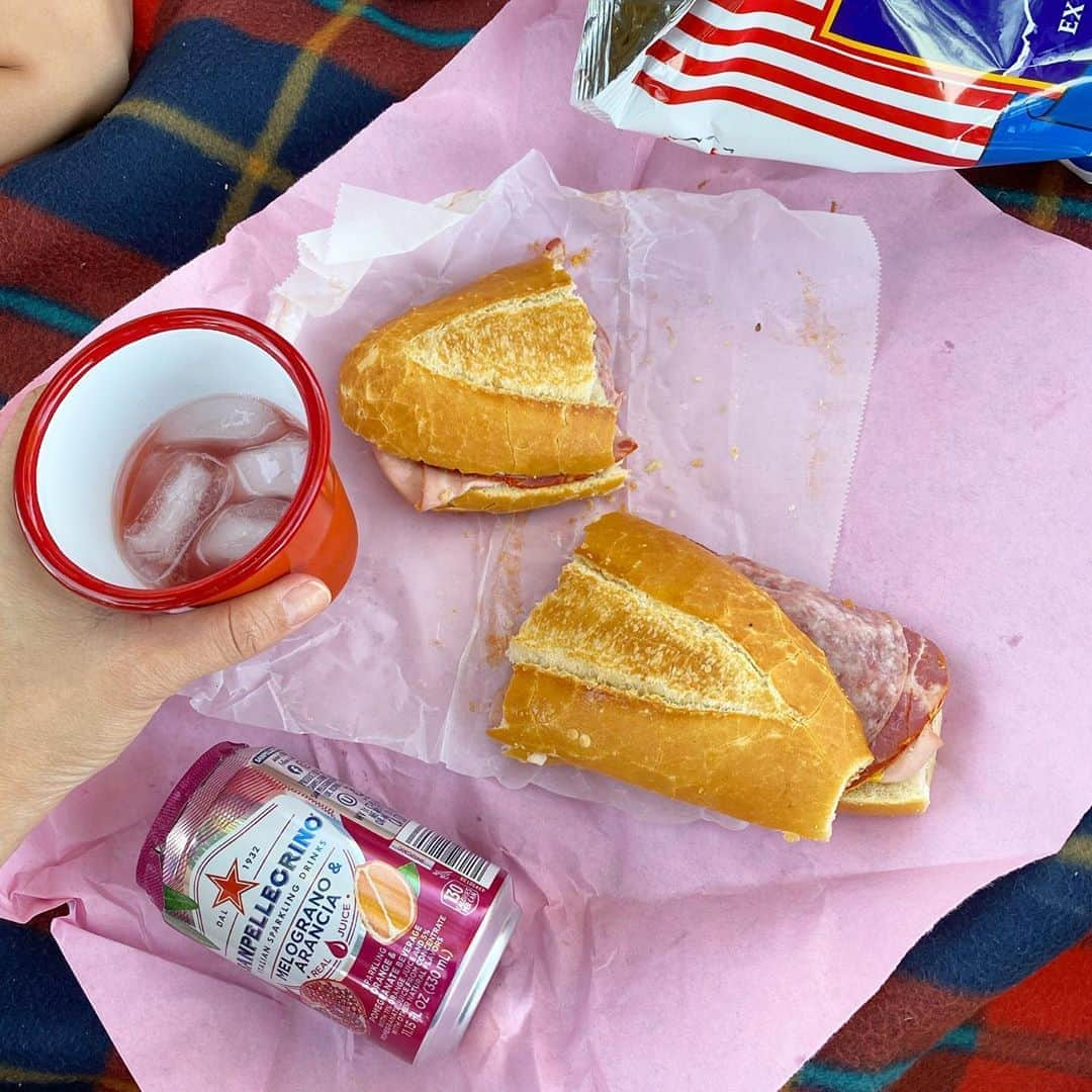 フリーディアさんのインスタグラム写真 - (フリーディアInstagram)「Today was a good Sunday with @romamarket 🥪💕 Spent the afternoon outside in the park eating and drawing. I’m a happy mama.  * * とっても楽しい日曜日過ごすことができた。サンドウィッチを食べながらお絵描きができて。ママは幸せ。 #sundayfunday #sundays #weekend #fun #picnic #love #family #romamarket #pasadena」10月19日 9時14分 - friediamn