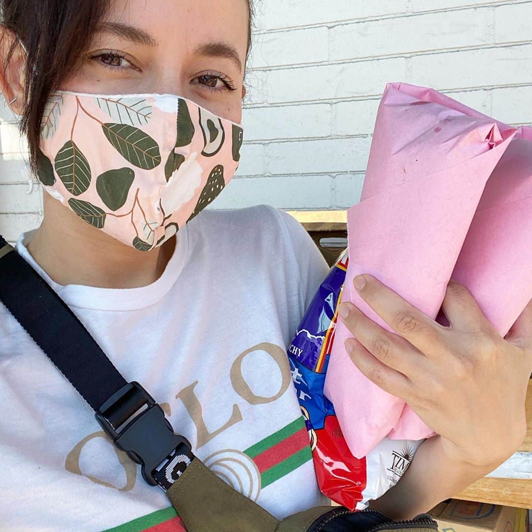 フリーディアのインスタグラム：「Today was a good Sunday with @romamarket 🥪💕 Spent the afternoon outside in the park eating and drawing. I’m a happy mama.  * * とっても楽しい日曜日過ごすことができた。サンドウィッチを食べながらお絵描きができて。ママは幸せ。 #sundayfunday #sundays #weekend #fun #picnic #love #family #romamarket #pasadena」