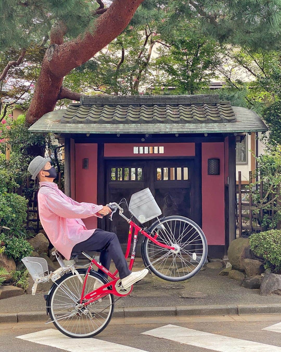 まもる( ´ ▽ ` )ﾉのインスタグラム：「#乗るオヤジ　 今日は寒いけど暑い😝 Shot by @tt_kichi  #撫で肩 　#mamachari #ママチャリ」