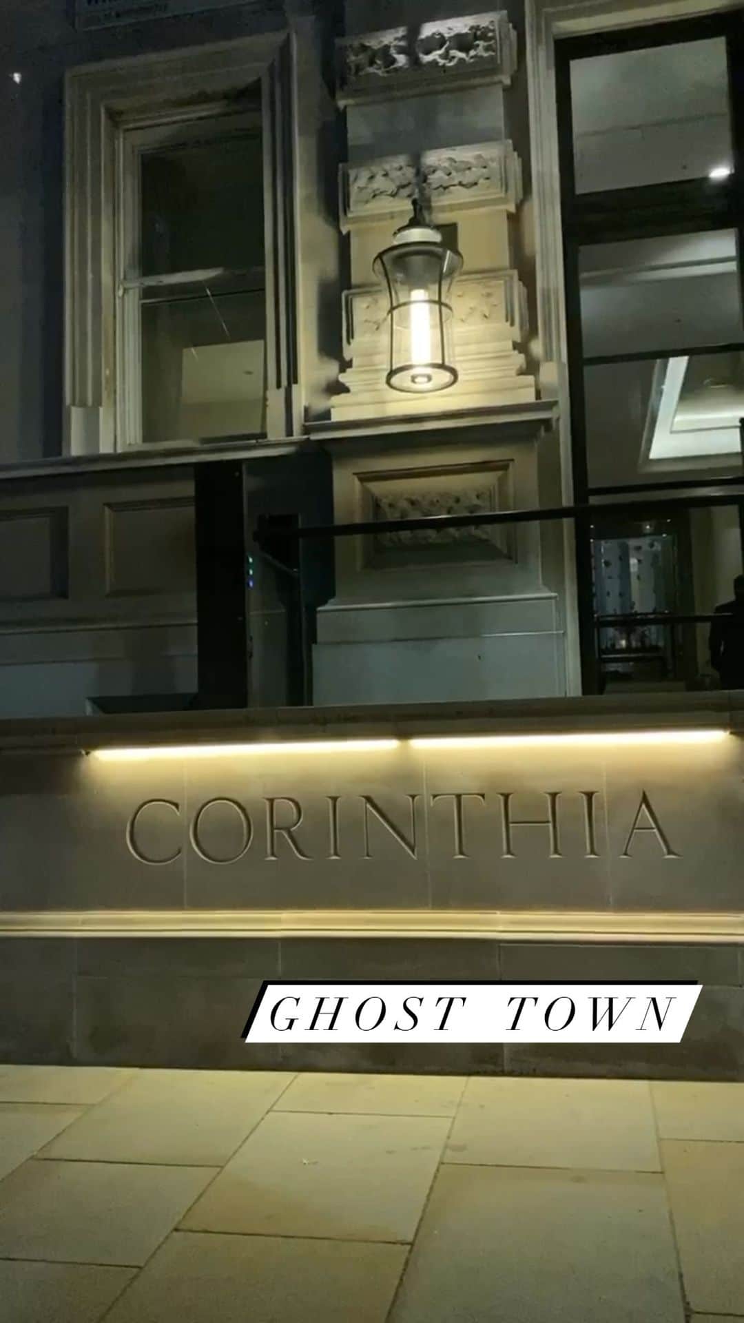JO BAKERのインスタグラム：「Breaks my heart to see and feel london so empty ..... @corinthialondon it was a lovely familiar feeling to be with you this evening.  But without the buzz and hive of people - makes it quite strange. I miss traveling with my friends, clients, publicists, agents, managers, stylists, directors, actors, hair stylists, makeup artists, assistants etc etc etc....」