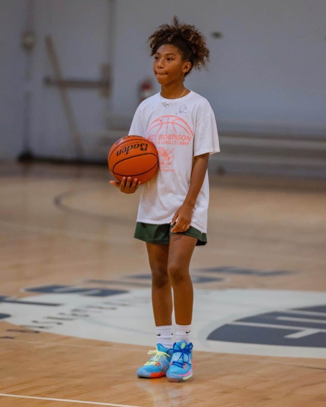ネイト・ロビンソンのインスタグラム：「I wanna thank @sbird10 @breannastewart30 @jewellloyd & the @seattlestorm for sparking the flame 🔥 in my daughter @nayvi_blue to give hoop a real try 🥰 my baby witnessed 2 championship 🏆 🏆by @seattlestorm #Holdat #GirlDAD」