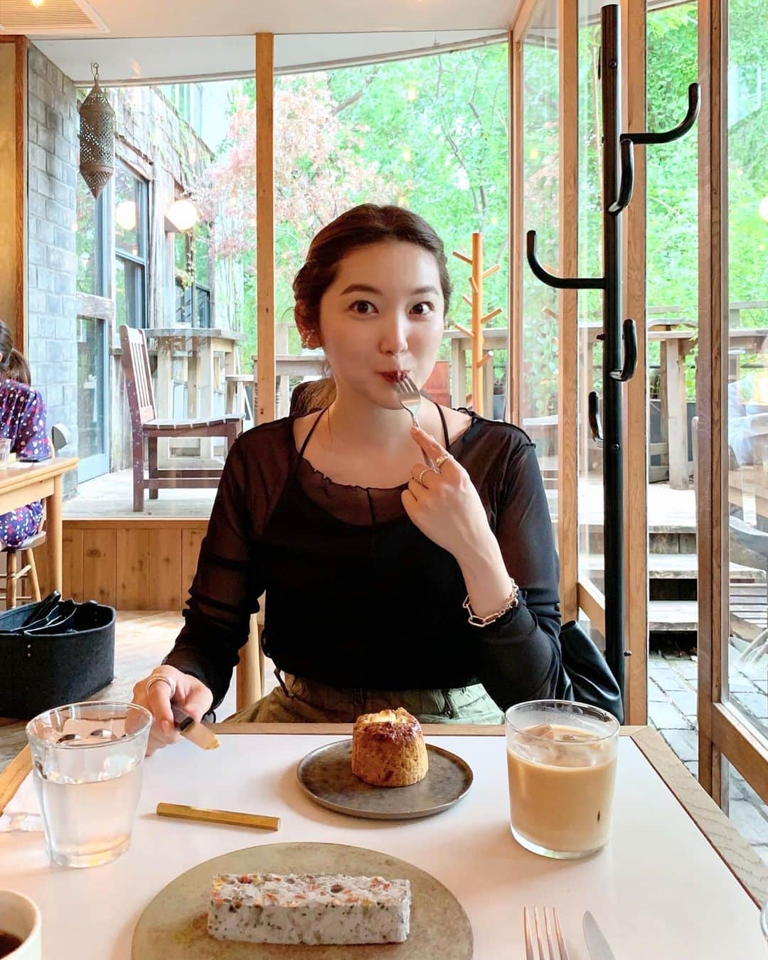 mina hinokuchiのインスタグラム：「. @like_restaurant_  お目当のキャロットケーキ🥕 クリームチーズが入っててとっても美味しかった 店内も素敵で次はランチで利用したい🍴 . . この日のコーデも、全身Chico 1つ前の投稿に全身載せてます🔍 #whoswhochico #salonbychico #フーズフーチコ　#白金台カフェ #likerestaurant」