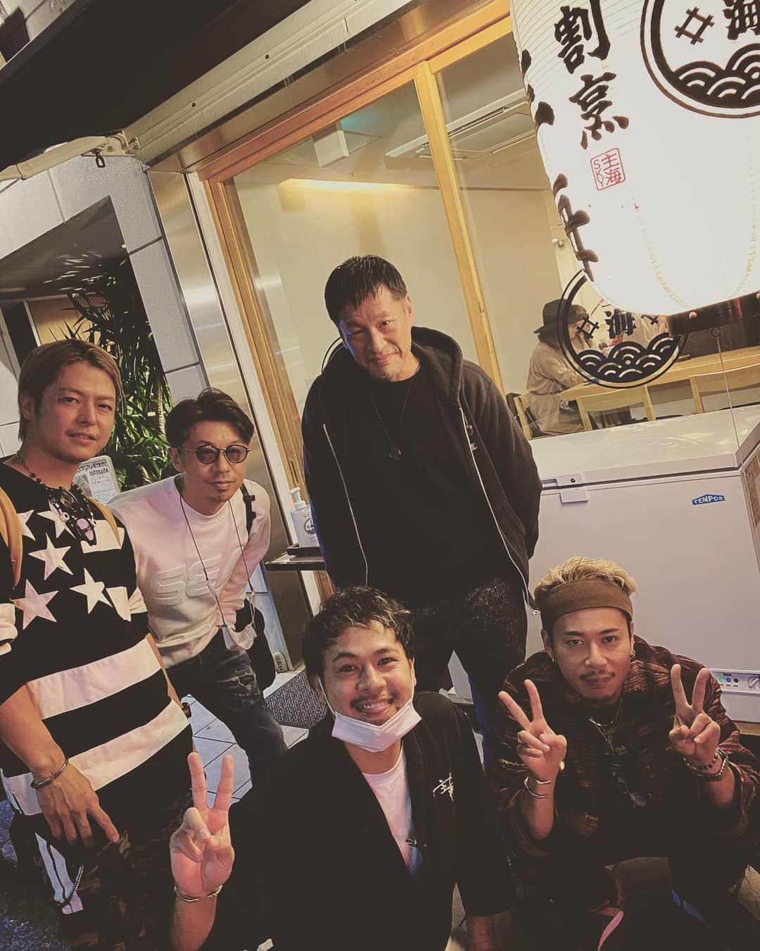 DJ HALのインスタグラム：「Thank U  @asuto @neoja @murakami.atsushi7  福岡でゆっくり👌🏾😊 自粛中に明太トロロ鍋食べたの思い出しました😌　いつも有難うございます。 牡蠣は食べませんでした😅」