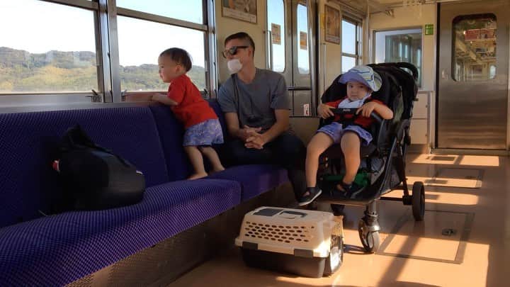 サラ・タミュラのインスタグラム：「Family day ; ) ほぼ初めての電車に興奮するGと、乗り物酔いをして静かにしているC…😁　 家族でこんな日が過ごせるようになるなんて！👍  #Colinlog #Georgelog #Sarahlog #Eolog #EOもいるよ」