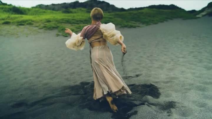 倉岡晋也のインスタグラム：「Song ✔︎ @hikaru_pxr new single music video おかえりの唄 feat.アン・サリー Direction @9chan_kiuchi Movie @naotosakamoto Produce @koheimatsuda1980 Dance @9urumi02 Hair&Mua @mahirowatanabe Photographer @tgwman Production @eddy.japan Music @junkeys @shoogawa1984 @kazukiarai_ Lyrics @_____karenseki_____ @hikaru_pxr 素敵な楽曲に映像です、参加できて嬉しい！ 最高なチームに感謝… Styling&Costume @shinyakuraoka #荒田洸 #おかえりの唄 #musicvideo」