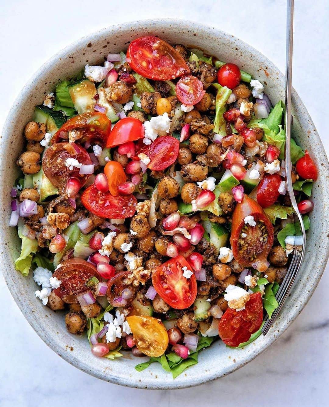 Whole Foods Marketさんのインスタグラム写真 - (Whole Foods MarketInstagram)「Crispy za’atar chickpeas are the 🌟 in this salad from @kalememaybe — and they’re our new favorite 🥗 topping. Head to her page for the complete recipe.」10月19日 9時26分 - wholefoods