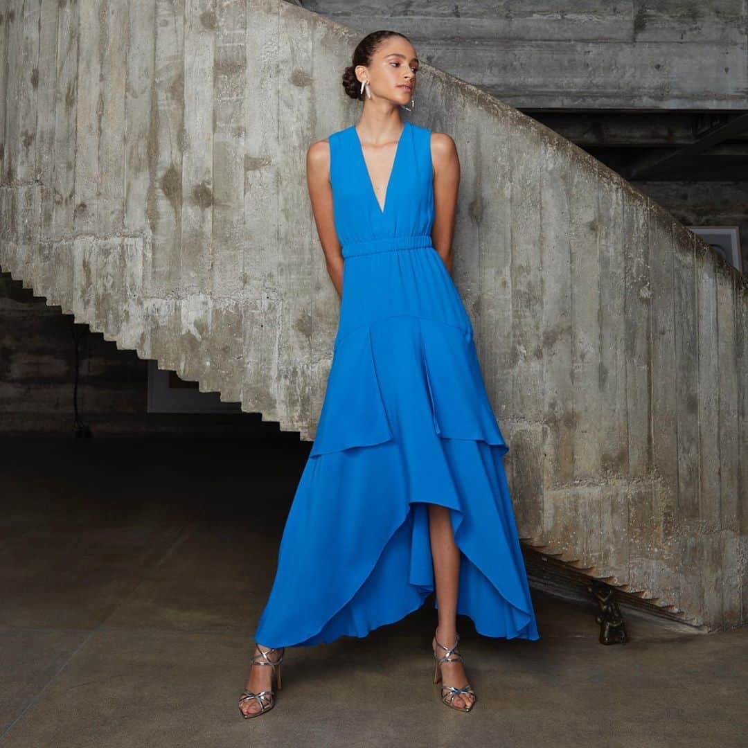 ロザ チャのインスタグラム：「Vestidos fluidos em cores vibrantes são perfeitos para entrar no mood do verão, que já se aproxima. Descubra opções incríveis para a estação em rosacha.com.br ou nas lojas físicas de todo o país! #rosacha #vestidofluido #summermood」