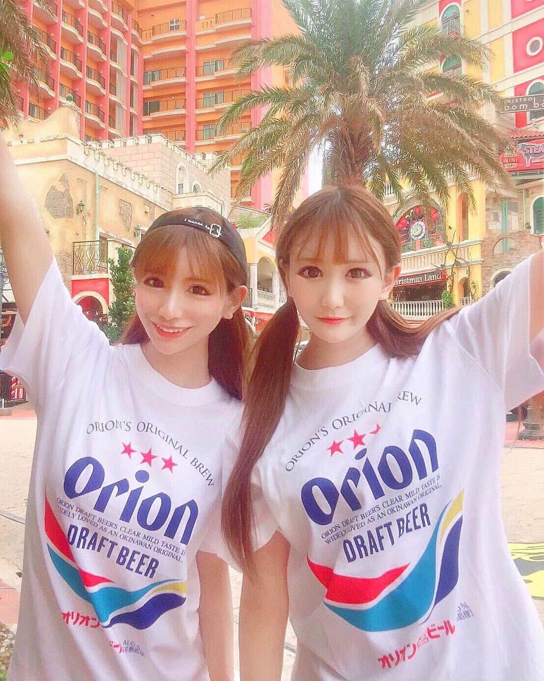 神咲のあのインスタグラム：「. 📍アメリカンビレッジ . 海外みたいな雰囲気で好き~🍔🇺🇸 ヤシの木あるだけでテンション上がる私です🌴😎 . お揃いのOrionティーシャツ買ったの(*´꒳`*)ʟ o v ᴇ🍺 .  #okinawa #japan_of_insta #okinawatrip #travel #traveler #trip #lovers_nippon #photo #photography #america #fashion #instafashion #おしゃれさんと繋がりたい #ヤシの木 #アメリカン #沖縄 #美浜 #アメリカンビレッジ #旅行 #国内旅行 #外国 #女子旅 #フォトジェニック #インスタ映え #tシャツ #お揃いコーデ #仲良し #オリオンビールtシャツ #いいね #l4l」