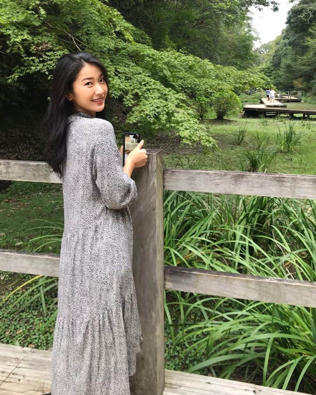 恵里花のインスタグラム：「薄着で過ごせた時期がすでに恋しい🥺🍃﻿ だんだんと寒くなって﻿気が付けば アウターが手放せなくなりましたね🧥👣﻿ ﻿ あっという間に10月も後半🗓 今週も暖かくして﻿1週間乗り越えていきましょう！✨」