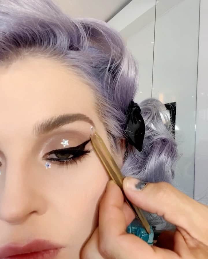ケリー・オズボーンのインスタグラム：「Born naked and the rest is drag!!!!」
