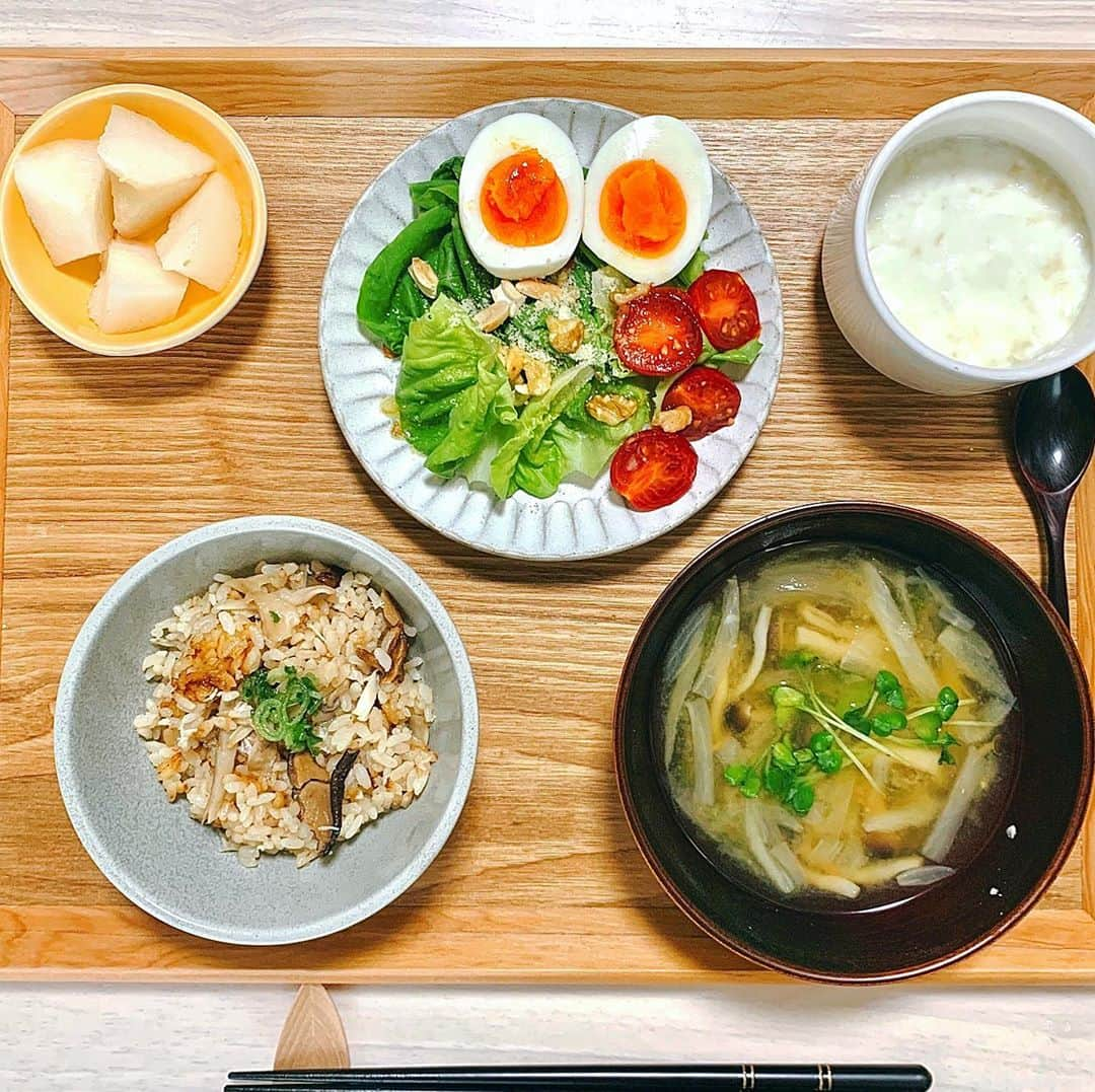 愛花さんのインスタグラム写真 - (愛花Instagram)「きのことお魚の炊き込みが美味しくできた日🍄🐟 おじいちゃんの手作りの甘酒をヨーグルトに入れて食べると肌の調子が良くなるの🥰」10月19日 9時44分 - hi_erica_official