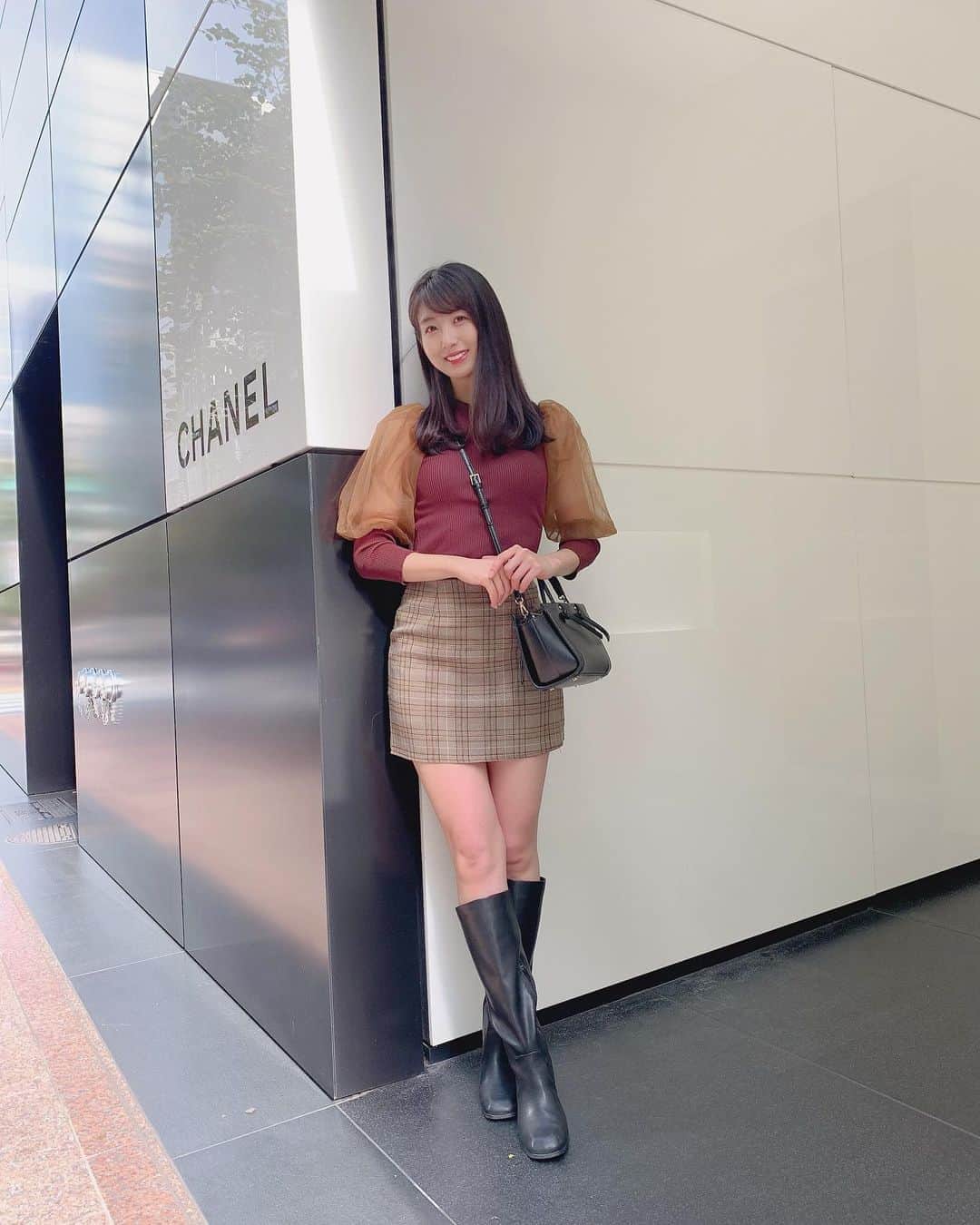 のインスタグラム：「おシャネルさんのビルの横で🖤🤍 . . 最近、ミュージカル鑑賞やプライベートでも銀座に行く機会が多くて大人になった気分🥰✨(こんなこと言ってるうちはまだ大人の女性になりきれてないなぁと感じながらの投稿。笑) . . #銀座 #シャネル #chanel #ginza #ginzatokyo #tokyo #japan #ぷちぷら #ぷちぷらコーデ #プチプラ #プチプラコーデ #grl #韓国通販 #韓国通販サイト #majesticlegon #zara #zarawomen #zarafashion #ザラ #グレイル #chanelginza #chanelgirl」