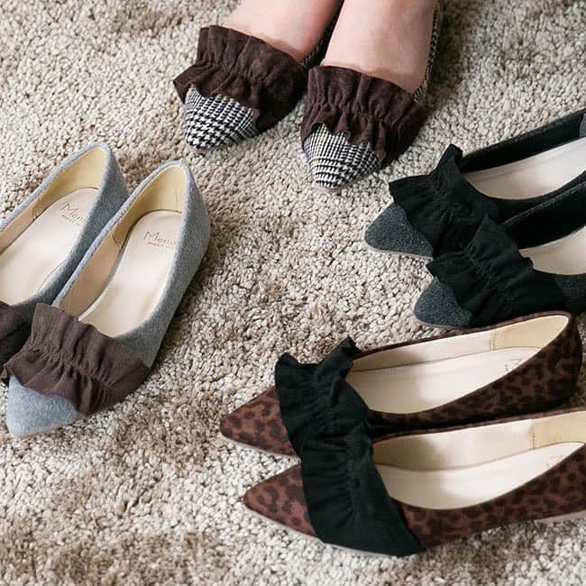 のインスタグラム：「. イイ女ポインテッドのフリルver.に2019秋冬トレンドカラーが新登場！ 甘くなりがちなフリルをポインテッドトゥと合わせて、甘すぎない足元を演出 . . ────────────────── 【21.0-26.5】 ☑イイ女ポインテッド ポインテッドトゥ フリル パンプス  品番⁣ 公式：m11022 楽天店：11022 au店：293658733  ￥2,999（税込） ────────────────── . . ▶️ 掲載アイテムはプロフィールのURLからご覧いただけます⁣ ⇨@outletshoes_official」