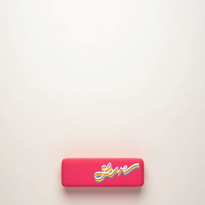 JINSのインスタグラム：「At JINS, we are inspired by the LGBTQ community to promote diversity and inclusivity in everything we do. With a rainbow design, the Pride Case helps support the efforts of local NPOs who share a common goal of promoting diversity and inclusivity in our communities 🏳️‍🌈  All donations from the Pride Case will go towards qualified organizations and their programs. To support these organizations, select the Pride Case for $5 at checkout 🛒  To apply for funding as an organization, complete an application process with us at jins.com/us/pride-case」