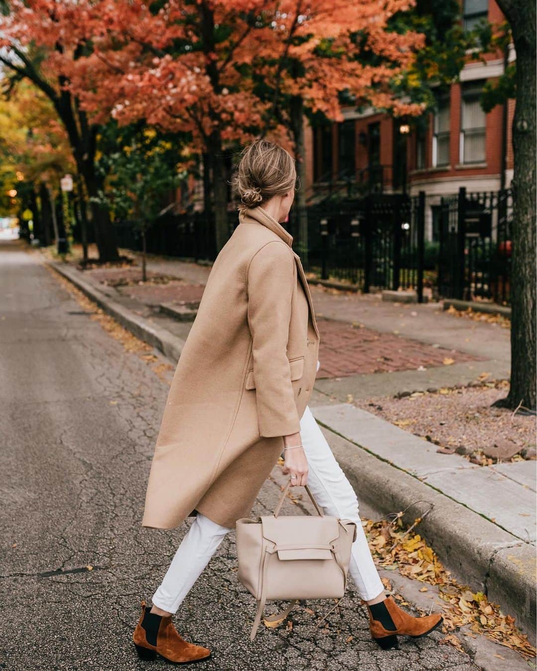 Anna Jane Wisniewskiのインスタグラム：「Let’s be serious, anything looks good if you put it in front of a red tree in October. 🍁   http://liketk.it/2Z5Qk #liketkit @liketoknow.it #LTKunder50 #classicstyle #midwestblogger 📸 @ironandhoney」