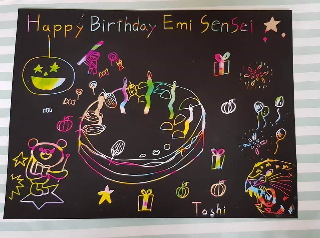 平井絵巳のインスタグラム：「Thank you for celebrating my birthday😍💕 遅ればせながら、皆さんからのメッセージやプレゼントありがとうございます❤ 大変な時期だからこそ、今出来てるいる事に全力で取り組んでいきたいです!!! 早く長いコロナのトンネルから抜けられますように😌🤞  生徒からもらったプレゼント、メッセージカードやお花、嬉しかったなぁー💕プレゼント引き換え券？！🤔 楽しみだっ」