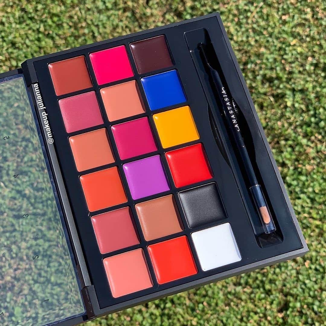 Anastasia Beverly Hillsさんのインスタグラム写真 - (Anastasia Beverly HillsInstagram)「A little throw back to our Lip Palette 😍 @makeup.julianna   We are getting makeup nostalgia.」10月19日 10時06分 - anastasiabeverlyhills