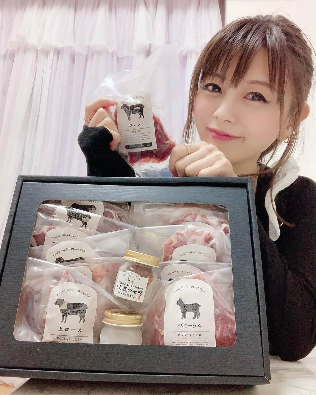 satomiさんのインスタグラム写真 - (satomiInstagram)「✨🐏🐏🐏🐏✨ ・ (@lambne_shinjuku)様の ラム肉セット届きました🐏 ・ 通販限定の『羊齧協会×lambne  ラム肉のプロが選ぶボディメイクに特化したラム焼肉セット』✨✨ ・ 5種部位×4食ずつと調味料までついてた😚 一パックずつ小分けになってるのも👍 ・ 昨日は上ロース🥩とフィレをサラダと 一緒に食べた〜🥗 びっくりするぐらい癖もなく美味しい！ ラム肉苦手な人は克服できるレベル✨ ・ ダイエット中の人、ラム肉好きな人、トレーニー、人ラムが苦手な人みんなに食べて欲しい🐏🐏🐏お取り寄せでこんな美味しいラムは 初めてかも！ ・ 今度お店にも行きたいな💕 ・ ↓商品詳細はこちら↓ https://lambne.thebase.in/items/34772586 ・ #新宿 #歌舞伎町 #ラム焼肉専門店lambne #ボディメイク #筋トレ #アスリート飯 #ラム #通販 #お取り寄せグルメ  #焼肉 #lamb #ラムネ  #肉食女 #トレーニング  #ダイエット記録 #糖質制限  #ジビエ #ダイエット女子 #新宿ラム肉 #飲食店応援 #大人の週末 #筋トレ女子 #トレーニング飯 #らむね」10月19日 10時00分 - saatoomii47