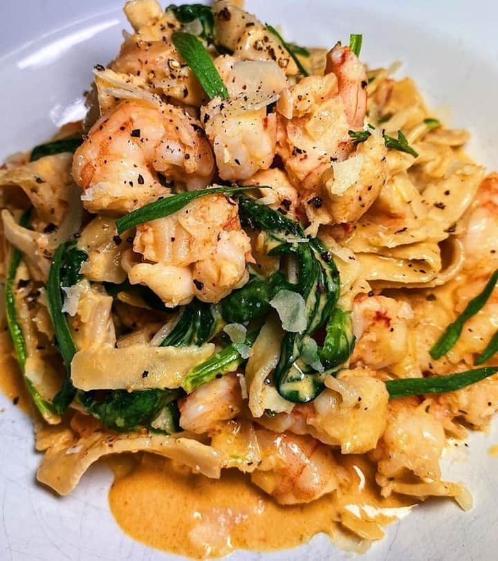 Flavorgod Seasoningsさんのインスタグラム写真 - (Flavorgod SeasoningsInstagram)「"🍤🦞🍝KETO SHRIMP N LANGOSTINO CREAMY FETTUCINE WITH TARRAGON AND SPINACH🍝🦞🍤"⁠ .⁠ By: @ketoassbih made with FlavorGod Garlic Lovers Seasoning!⁠ .⁠ KETO friendly flavors available here ⬇️⁠ Click link in the bio -> @flavorgod⁠ www.flavorgod.com⁠ .⁠ "🦞Just sauté the shrimp and langostino in butter with salt and pepper. Set aside."⁠ .⁠ "🦞cook @greatlowcarb according to package (I added oil to the water for more fat and softer texture)."⁠ .⁠ "🦞 while pasta is boiling, sauté 1 shallot in 2 tbsp of butter. Add 3-4 cloves of minced garlic. Sauté for 1 min. Add 1 tbsp of tomato paste. Mix and then deglaze pan with 1/3 cup of white wine. Let cook for a few minutes til it’s reduced then add heavy whipping cream (1 1/2 cup). Mix and season with salt, pepper, and @flavorgod garlic lovers seasoning and added some fresh tarragon . Add handful of shredded Parmesan and mix til blended."⁠ .⁠ "🦞 add drained pasta to sauce, then add 1-2 handfuls of spinach and stir around. Then add the cooked shrimp/langostino to the pasta, mix . Top with more black pepper, Parmesan and tarragon. Serve it up!!"⁠ -⁠ Flavor God Seasonings are:⁠ 💥ZERO CALORIES PER SERVING⁠ 🔥0 SUGAR PER SERVING ⁠ 💥GLUTEN FREE⁠ 🔥KETO FRIENDLY⁠ 💥PALEO FRIENDLY⁠ -⁠ #food #foodie #flavorgod #seasonings #glutenfree #mealprep #seasonings #breakfast #lunch #dinner #yummy #delicious #foodporn」10月19日 10時01分 - flavorgod