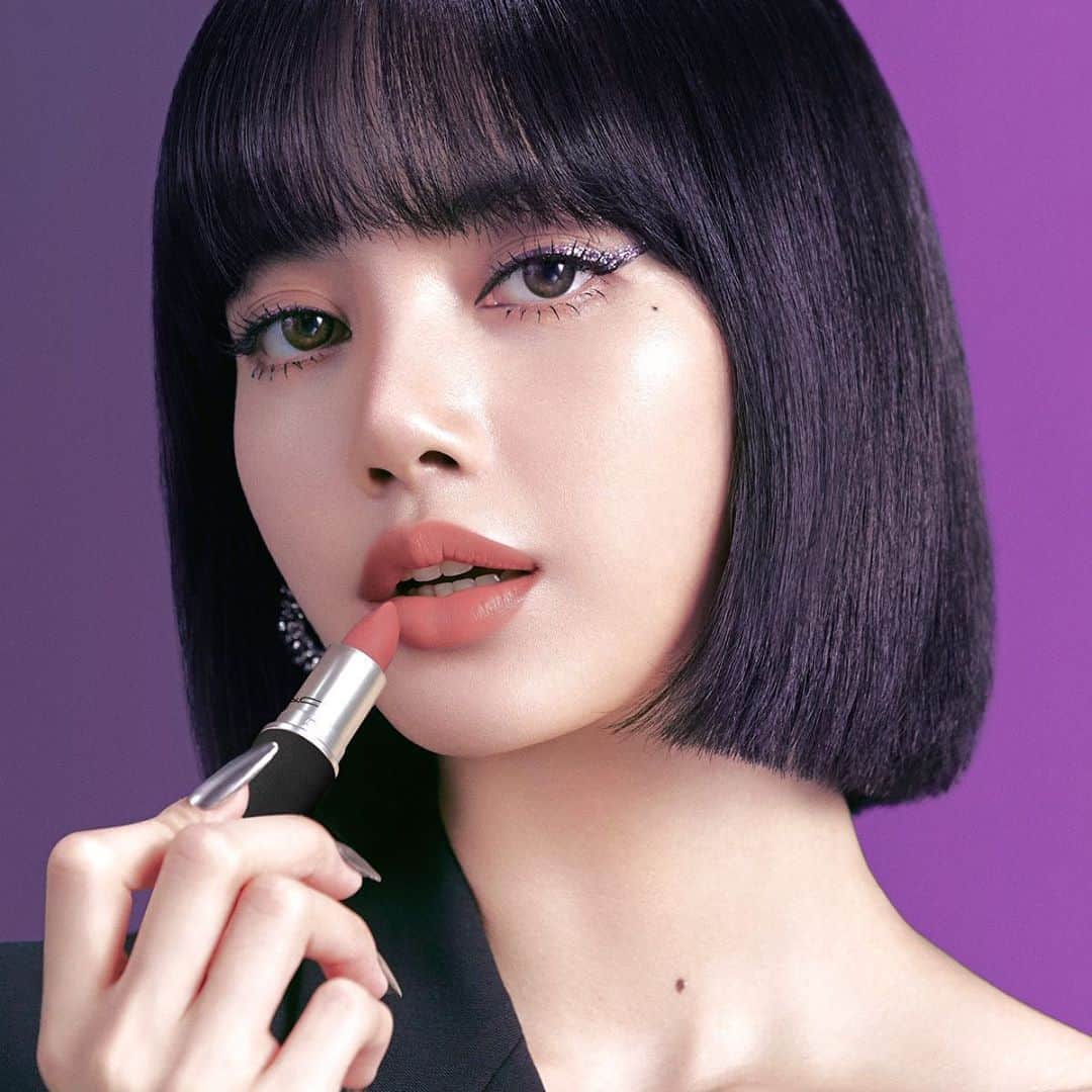 M∙A∙C Cosmetics Japanのインスタグラム：「FOR THE LOVE OF LISA🖤💜! ㅤ BLACKPINKのLISA @lalalalisa_m がM･A･Cのグローバル ブランド アンバサダーに就任！ LISAの様々なサプライズ情報や店頭・公式オンラインショップでのプロモーション情報をお楽しみに。 ㅤ 公式オンラインショップで、LISAのメイクルックをチェック。ニュースレターのご登録で、LISAに関する最新の情報をお届けします！ #MACLOVESLISA ㅤ ㅤ 【LISA使用製品】 ☑︎パウダー キス リップスティック: マル イット オーバー ☑︎スモール アイシャドウ: エスプレッソ、ダーク ルーム ☑︎ダズルシャドウ リキッド: パンサータイズド、ダイヤモンド クランブルズ、ノット アフレイド トゥ スパークル ☑︎ブラシストローク ライナー: ブラシ ブラック ☑︎エクストラ ディメンション スキンフィニッシュ: ショー ゴールド ☑︎M·A·C プレップ プライム リップ ☑︎スタジオ フィックス フルイッド SPF 15: N18」