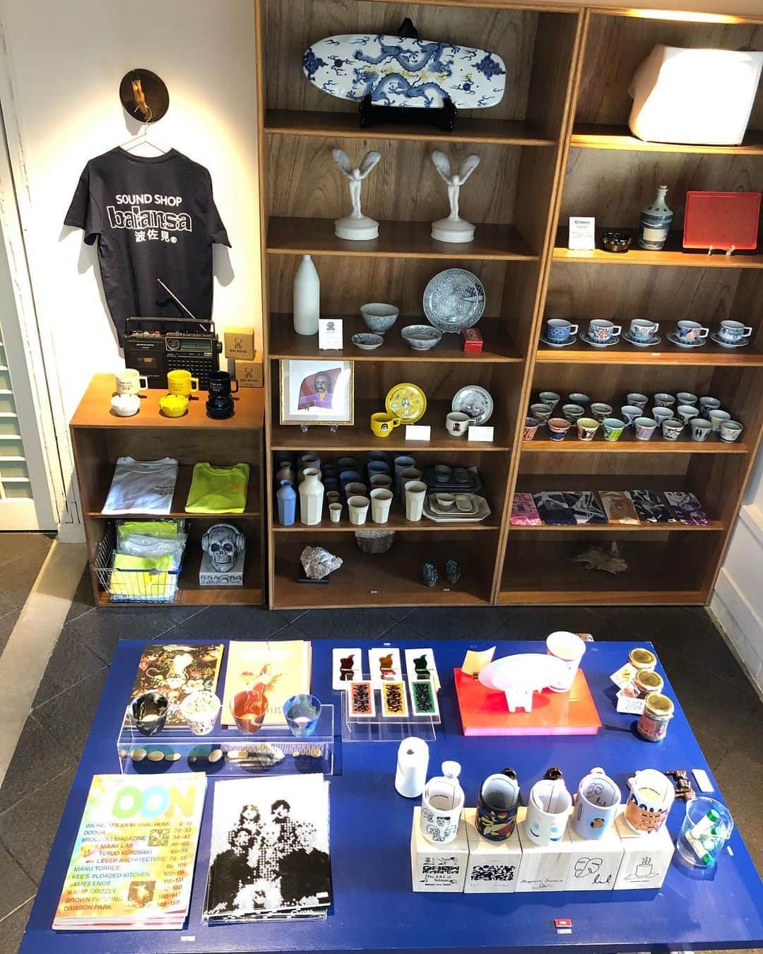 のインスタグラム：「. OPEN 10:00〜17:00﻿  おはようございます😃  本日も夕方5時まで営業しております。﻿ 直営店、GO TOトラベルクーポンご利用頂けます。﻿ マルヒロ直営店では、様々なアーティストコラボ商品や海外輸入雑貨など焼き物以外も充実しています📚🖼☀️  ﻿ ちょっとしたお土産にもぜひ🌟﻿ ﻿ ﻿ ﻿ #マルヒロ ﻿ #マルヒロ直営店﻿ #マルヒロオンラインストア﻿ #まるひろ﻿ #maruhiro ﻿ #HASAMI﻿ #BARBAR﻿ #波佐見焼﻿ #波佐見焼き﻿ #波佐見町﻿ #やきもの﻿ #うつわ﻿ #ceramics﻿ #pottery」