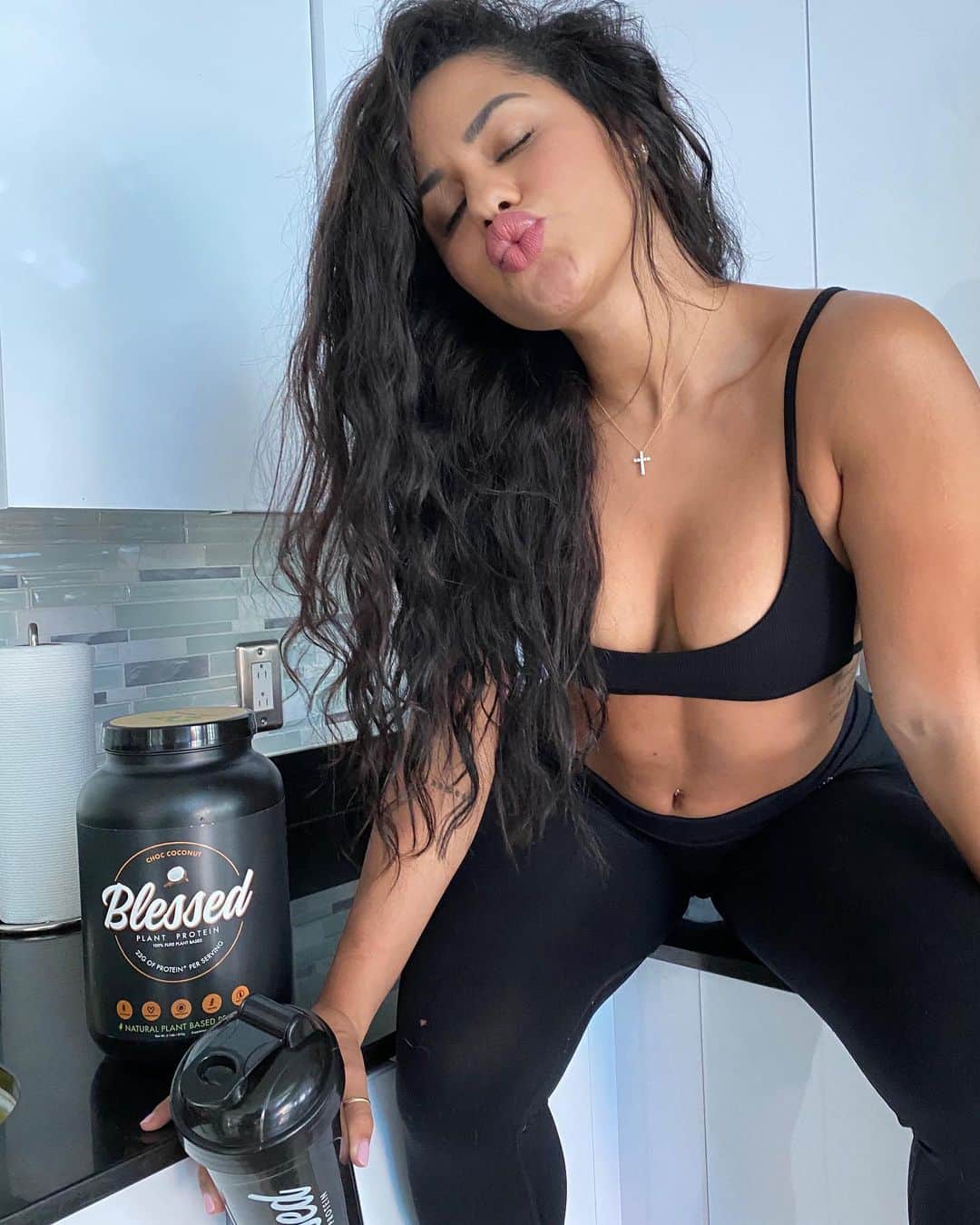 Katya Elise Henryさんのインスタグラム写真 - (Katya Elise HenryInstagram)「Ladies and gents... ALWAYS Keep your squats low and your standards high.  • • Your standard for what you put in your body should be at its highest! Blessed protein is vegan-friendly, gluten-free, soy-free and dairy-free and produced with 100% sustainable raw ingredients. Watch your body feel the difference! Go to ehplabs.com and see what flavors interest you! use code katya10 to save $ off your order. @blessedprotein」10月19日 10時08分 - katyaelisehenry