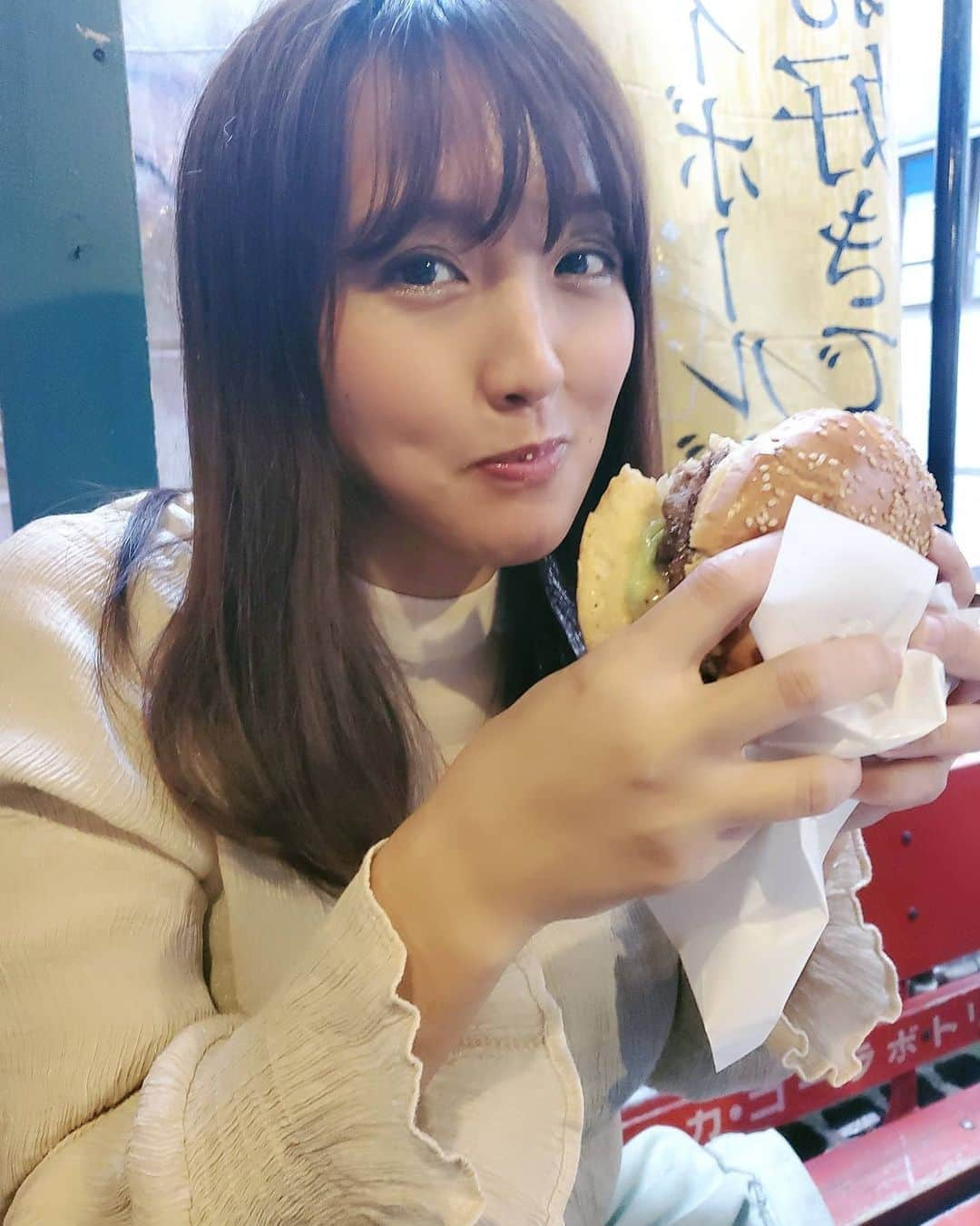 日里麻美さんのインスタグラム写真 - (日里麻美Instagram)「* ハンバーガーを主張  * 3日連続ハンバーガー🍔 あしたも食べよかな、、、  * * * 【販売中】 💠抑えきれない胸の鼓動 DVD & Blu-ray Amazonなどで購入できます  【TV、Web】 💠9/20 打姫オバカミーコ Abema独占配信  【イベント】 💠らいぶろ×ジャンナビ ヴィーナスカップ🀄(オンライン麻雀) みんな参加できるよ 詳しくはストーリーから * * * * #ウーピーゴールドバーガー #意外とお尻もいける #主張グラビア #おっぱいの大きいお姉さんは好きですか #hisato」10月19日 15時47分 - hisato.asami