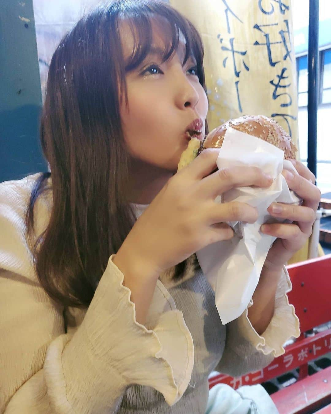 日里麻美さんのインスタグラム写真 - (日里麻美Instagram)「* ハンバーガーを主張  * 3日連続ハンバーガー🍔 あしたも食べよかな、、、  * * * 【販売中】 💠抑えきれない胸の鼓動 DVD & Blu-ray Amazonなどで購入できます  【TV、Web】 💠9/20 打姫オバカミーコ Abema独占配信  【イベント】 💠らいぶろ×ジャンナビ ヴィーナスカップ🀄(オンライン麻雀) みんな参加できるよ 詳しくはストーリーから * * * * #ウーピーゴールドバーガー #意外とお尻もいける #主張グラビア #おっぱいの大きいお姉さんは好きですか #hisato」10月19日 15時47分 - hisato.asami