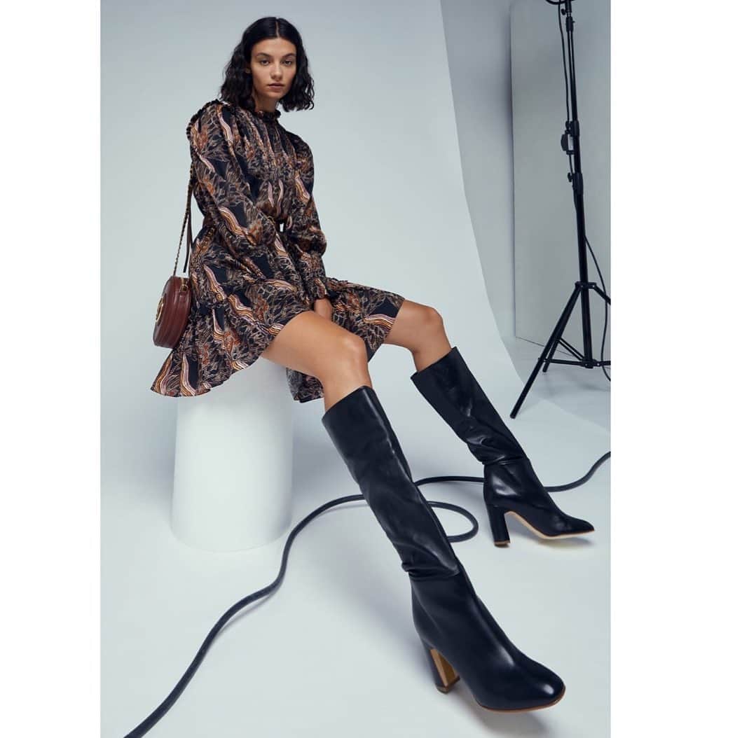 ルパートサンダーソンのインスタグラム：「Bonjour Au Revoir! I Reintroducing our bestselling Au Revoir Knee High Boot in Black Calf I 📸 @carlaguler for @temperleylondon I Styled by @hannahteare I #AsSeenOn #KneeHighBoots #AW20 #BlackBoots #RupertSanderson」