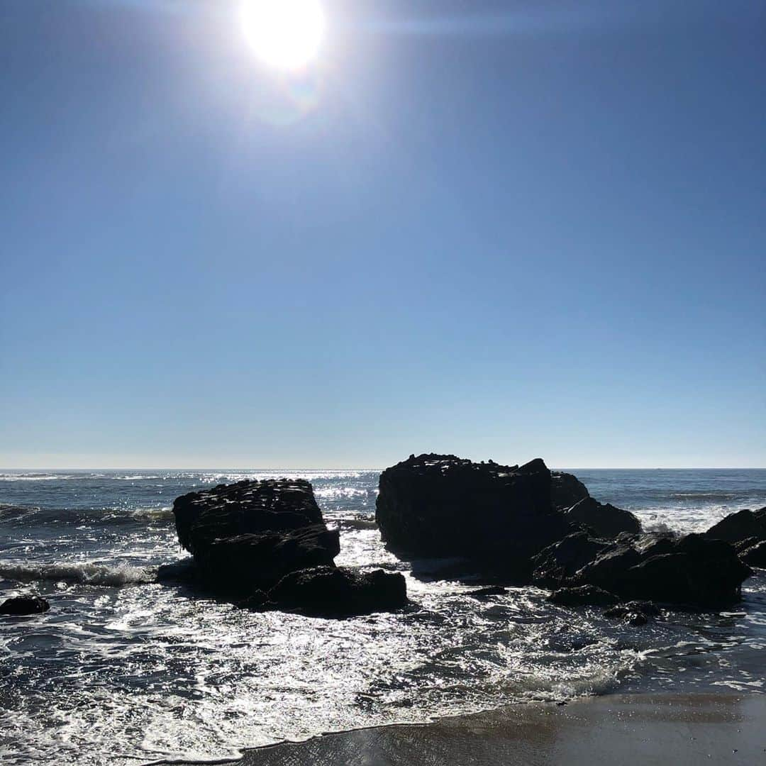 珠華ゆふさんのインスタグラム写真 - (珠華ゆふInstagram)「昨日はShirley ファミリーと海へ🏖 久しぶりにこんなに歩いた〜気持ちよかった〜じゅんじゅんも抱っこねだらず頑張ってよく歩きました‼️ そして、この最高の景色✨✨  じゅんじゅんと同い年の女の子、チハが天真爛漫で私は心を奪われております😍 Shirley は写真が大好きで、私モデルさんかな？と勘違いするくらい撮ってくれます😂 わかちゃん基本写真はパパママが撮るとき以外はムスッとしてますが楽しんでます笑　コチョコチョしながら写真撮っても笑わない😂」10月19日 15時42分 - yufu_tamahana