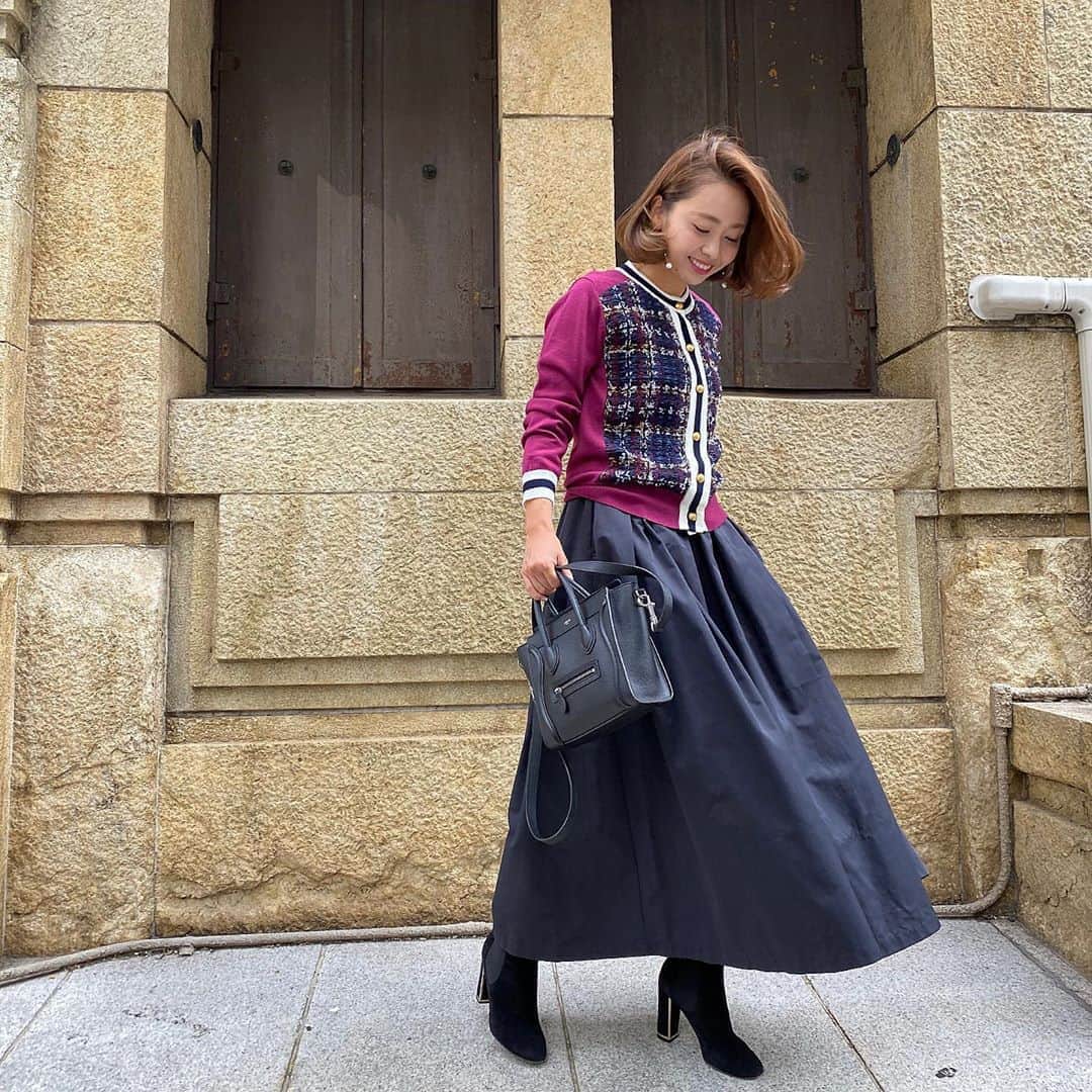 のインスタグラム：「・ #akiron_verofonna one piece coordinate5️⃣👗💕(color:BLACK) @verofonna  (明日10/20予約販売開始予定) ・ ・ BLACKのスカートを @verofonna のカーディガンと合わせてコーデ組んでみました♡ こんなレディーな合わせも可愛いですよ😍 黒はスカート単体で使うときにやはり一番合わせやすいと思います👌 あ！黒はインナーを同じ黒にしています。 #最後の画像参照 ・ 明日、20日お昼12時頃より @verofonna のアカウントにてインスタライブさせてもらいますので、気になってくださってる方いらっしゃいましたら是非そちらも重ねて見ていただけたらなと思います♥️ インスタライブ終了後予約販売開始となります！ どうぞよろしくお願い致します🙏 また緊張してきたぞ😂 ・ ※私が着ているものはサンプルとなります 実際はスカート着丈2.5cm短くしています。 ※スカートのウエスト部分のサイドのタックもう少し少なくなります。ウエスト部分の広がりを抑えるため _________________________________ #akiron_verofonna #reverofonna #verofonna #ヴェロフォンナ #コラボ企画 #コラボ #コラボ商品」