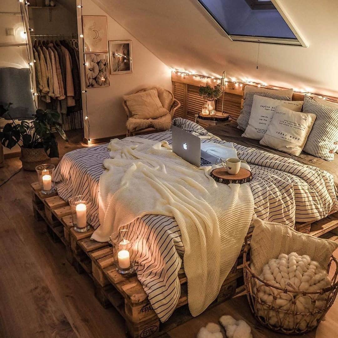 のインスタグラム：「We can't think of a more perfect hygge set up 😍 Leave a 🍂 if this is giving you allll the cozy fall vibes ⬇️#Regram @my_homely_decor」
