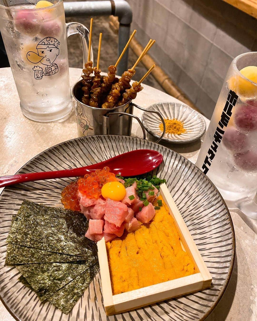 FukamizuYukina さんのインスタグラム写真 - (FukamizuYukina Instagram)「_ わーい😋💓🍣楽しすぎてブレとるｗ ㅤㅤㅤㅤㅤㅤㅤㅤㅤㅤㅤㅤㅤ ㅤㅤㅤㅤㅤㅤㅤㅤㅤㅤㅤㅤㅤ いつもアルコール片手やと とても、陽気です🍺💕 ㅤㅤㅤㅤㅤㅤㅤㅤㅤㅤㅤㅤㅤ ㅤㅤㅤㅤㅤㅤㅤㅤㅤㅤㅤㅤㅤ 福岡滞在中におひなちゃんと 0次会してきたよ🥰😍🥰 ㅤㅤㅤㅤㅤㅤㅤㅤㅤㅤㅤㅤㅤ ㅤㅤㅤㅤㅤㅤㅤㅤㅤㅤㅤㅤㅤ 📍ちょい立ち酒場 にどね 👉🏻 @nidone_fukuoka ㅤㅤㅤㅤㅤㅤㅤㅤㅤㅤㅤㅤㅤ ㅤㅤㅤㅤㅤㅤㅤㅤㅤㅤㅤㅤㅤ ✔︎ にどね名物てっぽう串 甘めのタレ焼きに特製スパイスを 付けたら何本でも食べれちゃう！ ㅤㅤㅤㅤㅤㅤㅤㅤㅤㅤㅤㅤㅤ ㅤㅤㅤㅤㅤㅤㅤㅤㅤㅤㅤㅤㅤ ✔︎ いくらとマグロのユッケ マグロとたくあんのユッケに いくらをのせて海苔に巻いて 食べるんやけど、ちょうど周年 イベやってて雲丹もついてくる 超豪華爆弾巻きだった💣✨ ㅤㅤㅤㅤㅤㅤㅤㅤㅤㅤㅤㅤㅤ ㅤㅤㅤㅤㅤㅤㅤㅤㅤㅤㅤㅤㅤ ✔︎ ホルモンミックス焼き 日替わり厳選部位を食欲が そそられる特製タレで♪ ㅤㅤㅤㅤㅤㅤㅤㅤㅤㅤㅤㅤㅤ ㅤㅤㅤㅤㅤㅤㅤㅤㅤㅤㅤㅤㅤ ✔︎ 日替わりのおすすめ この日は肉汁溢れるメンチカツ！ 肉肉しいくて美味しかった💓 ㅤㅤㅤㅤㅤㅤㅤㅤㅤㅤㅤㅤㅤ ㅤㅤㅤㅤㅤㅤㅤㅤㅤㅤㅤㅤㅤ お酒も種類豊富でこのアイスの実が 入ったレモンサワーが美味しかった🍋 ㅤㅤㅤㅤㅤㅤㅤㅤㅤㅤㅤㅤㅤ ㅤㅤㅤㅤㅤㅤㅤㅤㅤㅤㅤㅤㅤ  #にどね #大名立ち飲み #pr #トリドリベース #福岡 #福岡飲み #立ち飲み #0次会 #レモンサワー」10月19日 10時21分 - peitaro72