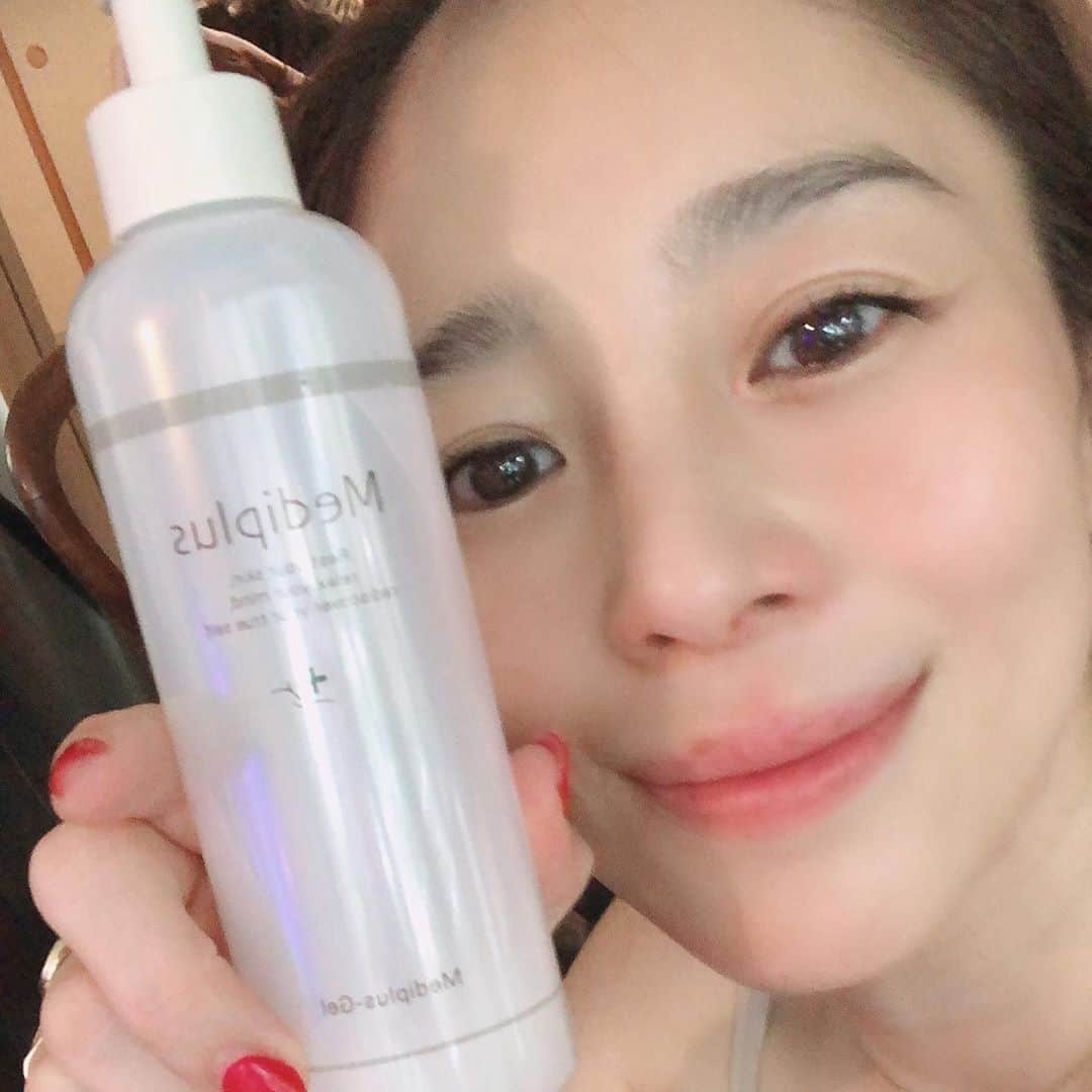 大桑マイミのインスタグラム：「この時期がはじまった😢肌乾燥。 お風呂上がりに、肌につけた瞬間、一瞬にして　潤いをくれる @mediplus_official の　メディプラスゲル。　使用前後の違いにびっくり。 今朝のあまりにもの変化と嬉しさに投稿しちゃいました。」