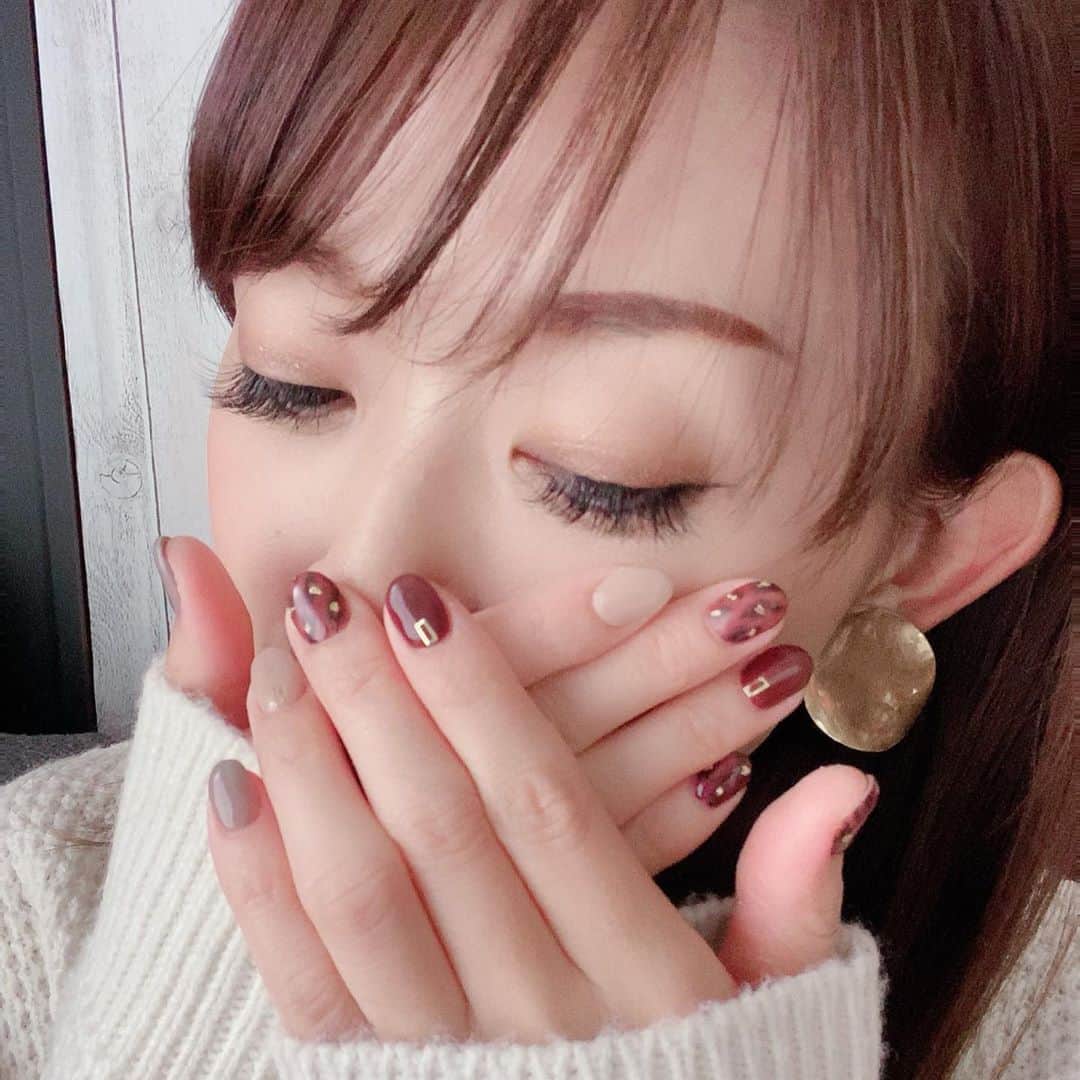 のインスタグラム：「マツエクメンテナンス&ネイルチェンジしました💅✨ マツエクは自分のコンプレックスが目立たないように、垂れ目風にして頂いております☺️ ネイルは大人なレオパード🐆 爪も伸びたので女性らしい形に変えて頂き、家事のためにも(1か月でだいぶ伸びるし)少々短めに☺️ 今回もお気に入りです😍 (@creis_nail ) マツエクもネイルサロンも、担当してくださっている方が同年代なので、美容の話や料理の話、そしてキョンシーの話まで🤣もう楽しすぎ＆勉強にもなる時間で癒されましたっ☺️✨ キョンシーってどの世代まで知っているんだろか🤣？？  #岡部玲子 #タレント　#レポーター　#アナウンサー　#女子アナ　#マツエク　#ネイル　#マツエク垂れ目デザイン #大人ネイル　#レオパードネイル #美容#eyelashextensions #nails #nailart #❤️」
