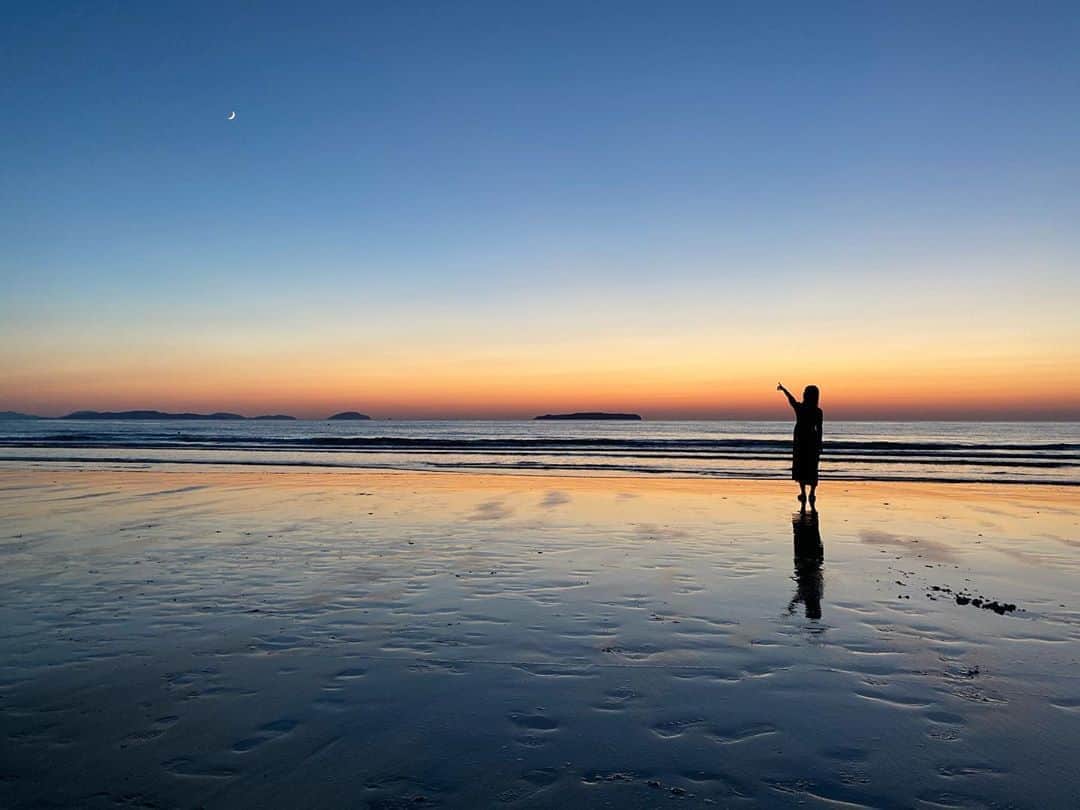 前川由希子さんのインスタグラム写真 - (前川由希子Instagram)「ふと、海岸へ🚗  波の音、 グラデーションの空、 細い三日月🌙 キレイでした✨  #海岸  #海  #beach  #サンセット  #sunset  #福津海岸」10月19日 10時42分 - maekawa.yukiko