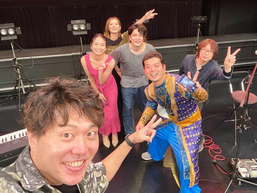 緑川静香さんのインスタグラム写真 - (緑川静香Instagram)「『エハラマサヒロが好きな歌だけ歌うライブ』来てくださった皆様ありがとうございましーたん🙇‍♀️✨﻿ ﻿ エハラさんの歌はもちろん、ネタやエンターテインメント性にすっかりお客さんとして楽しみw、一流の皆様による生演奏があまりにも心地よすぎました😌﻿ 贅沢すぎる😍﻿ ﻿ なので私は緊張しました。笑﻿ でもでも！お客様がとても温かく迎えてくれて歌も真剣に聞いてくれて気付いたらちょー楽しんでました❤️﻿ 今の時期にこうしてステージに立てる幸せを噛みしめておりました。﻿ ﻿ 配信の皆様にも観て欲しかったぁ。。。﻿ ﻿ またの機会があったらぜひとも歌いたいです☺️✨﻿ ﻿ エハラさん誘ってくれてありがとうございます😊﻿ ﻿ #stage #sing #smile  #無限大ホール  #エハラマサヒロ さん #がーすーさん #菊池さん #ヤスさん #もっちーさん #ご来場頂いた皆様 #改めて #ありがとうございます  #あー楽しかった #楽しすぎた #また歌いたい🎤」10月19日 10時42分 - midorikawa_shizuka