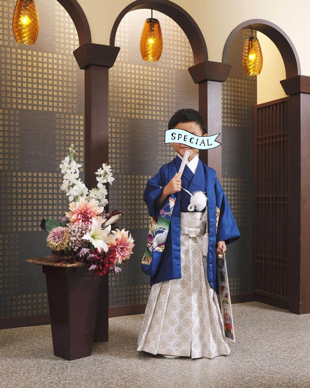 のインスタグラム：「七五三撮影、和装はこちら👘💙 トイストーリーがお気に入りすぎてなかなか着替えてくれなくて焦りました🤣💦 ちゃんと撮影するのは一歳記念の📸時以来だったけど、すっかりお兄ちゃんらしくなってかっこよかった😍✨ 家族写真も撮ってもらって、良い記念になりました👨‍👩‍👦💕 #七五三 #七五三撮影 #七五三5歳 #七五三着物 #息子 #チビテル #5歳 #スタジオアリス #記念写真 #和装 #袴 #成長記録」