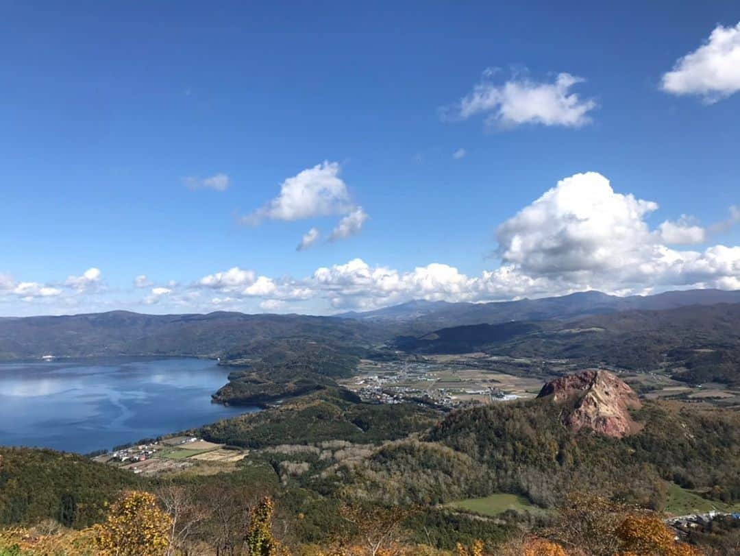 札幌テレビ「どさんこワイド朝」さんのインスタグラム写真 - (札幌テレビ「どさんこワイド朝」Instagram)「青山予報士の旅日記🐉  こんちには、気象予報士の青山竜です！ 先週末、両親が北海道へ遊びきました😁  有珠山や登別の地獄谷、ウポポイなどなど自然溢れる北海道を堪能してもらいました！  北海道を楽しんでもらえて、良かったです😊 . . #旅行好きな人と繋がりたい  #青山竜 #気象予報士 #旅の思い出   #北海道 #有珠山 #登別 #地獄谷 #ウポポイ #洞爺湖 #昭和新山 #サイロ展望台 #東千歳バーベキュー」10月19日 10時43分 - dosanko_asa