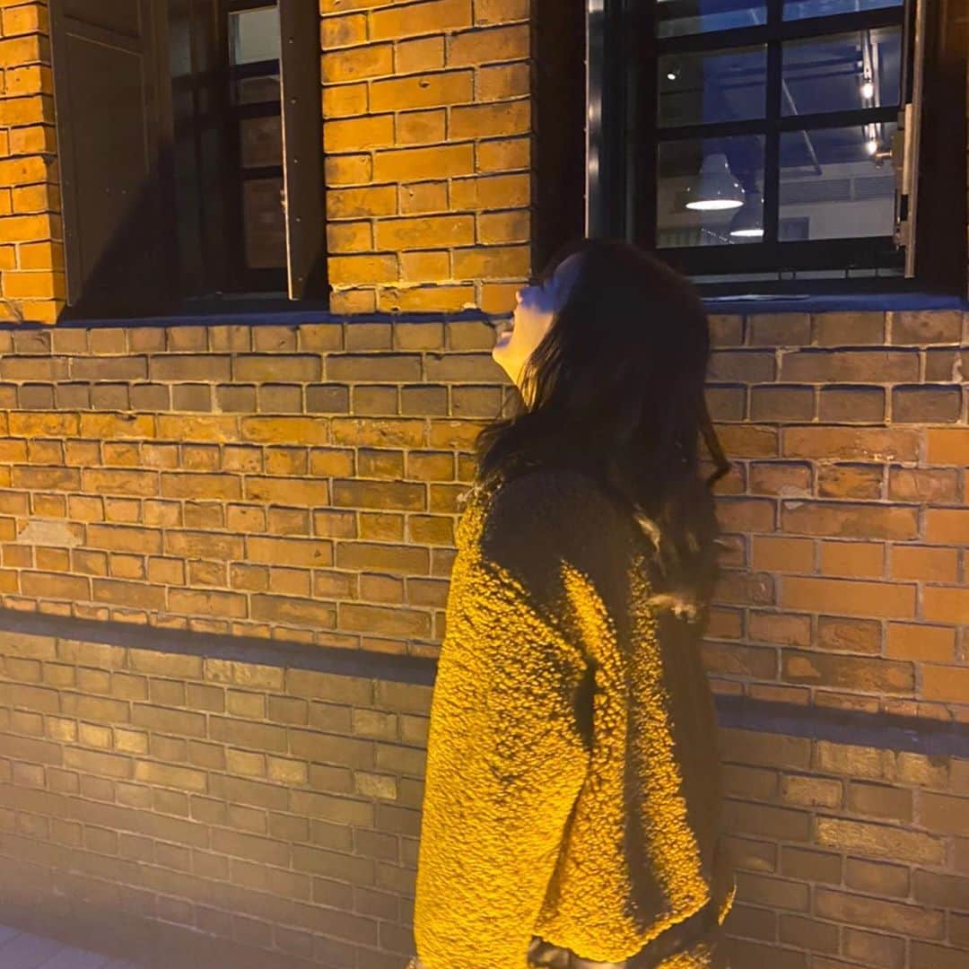 のインスタグラム：「親友と横浜に行ってきました✌️ もう本当に大好きすぎる友達なんです😂 美味しそうって思う物が一緒だったり、楽しそうって思う事が一緒だったり、喉渇いたなってタイミングも一緒だったり、とにかく似すぎてて一緒にいるのが楽なんですよ笑笑  たまに頭が良い人と喋ると話噛み合わないなっていうのがあるんですけど、親友とは脳レベルが一緒なのかめっちゃ話しやすい🙄笑  そういう人を大事にしたいなと思った今日この頃でした。😂  #浜浦彩乃 #横浜」