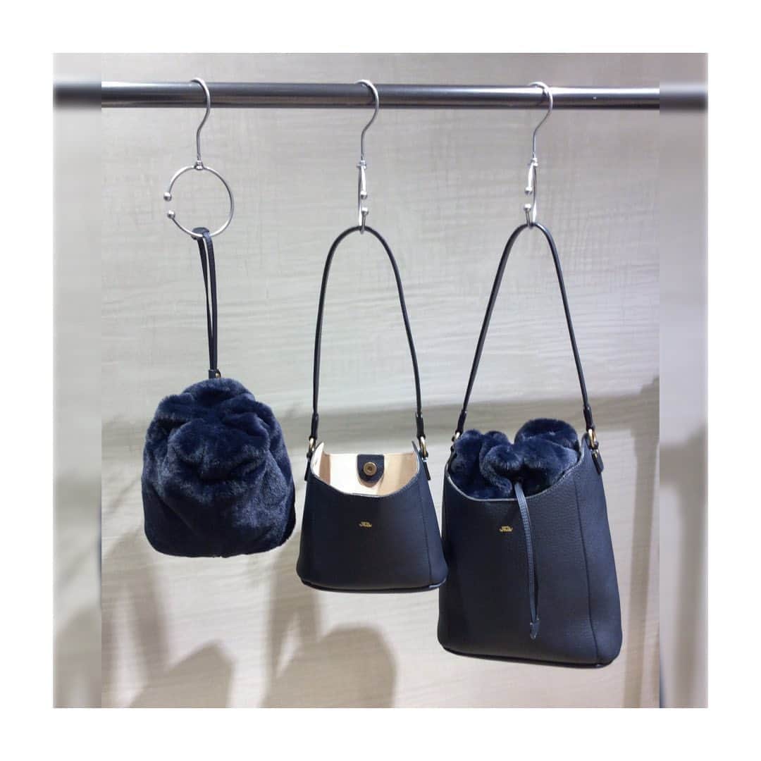 Felisi Japan 〔フェリージ〕さんのインスタグラム写真 - (Felisi Japan 〔フェリージ〕Instagram)「【フェリージセレクション 神戸店】 . エコファーの巾着型ポーチと、 バケツ型のレザーバッグが 組み合わさった3wayバッグ。 バッグの中にポーチを入れる、 バッグ単体、ポーチ単体で持ち歩く。 気分と目的で使い分け自由自在です。 サイズは2型、カラーは4色ございます。 . ■Small Model No. 20/76/LD+EU Price : ¥75,900 . ■Large Model No. 20/77/LD+EU Price : ¥86,900 . . . #felisi #felisiselection #bag #handbag #3waybag #fw20 #sundaysbags #casualbag #womensbag #madeinitaly #フェリージ #フェリージセレクション #ハンドバッグ #3wayバッグ #レザーバッグ #エコファー #巾着バッグ #秋バッグ #冬バッグ #カジュアルバッグ #レディースバッグ #休日バッグ #休日鞄」10月19日 10時48分 - felisi_japan