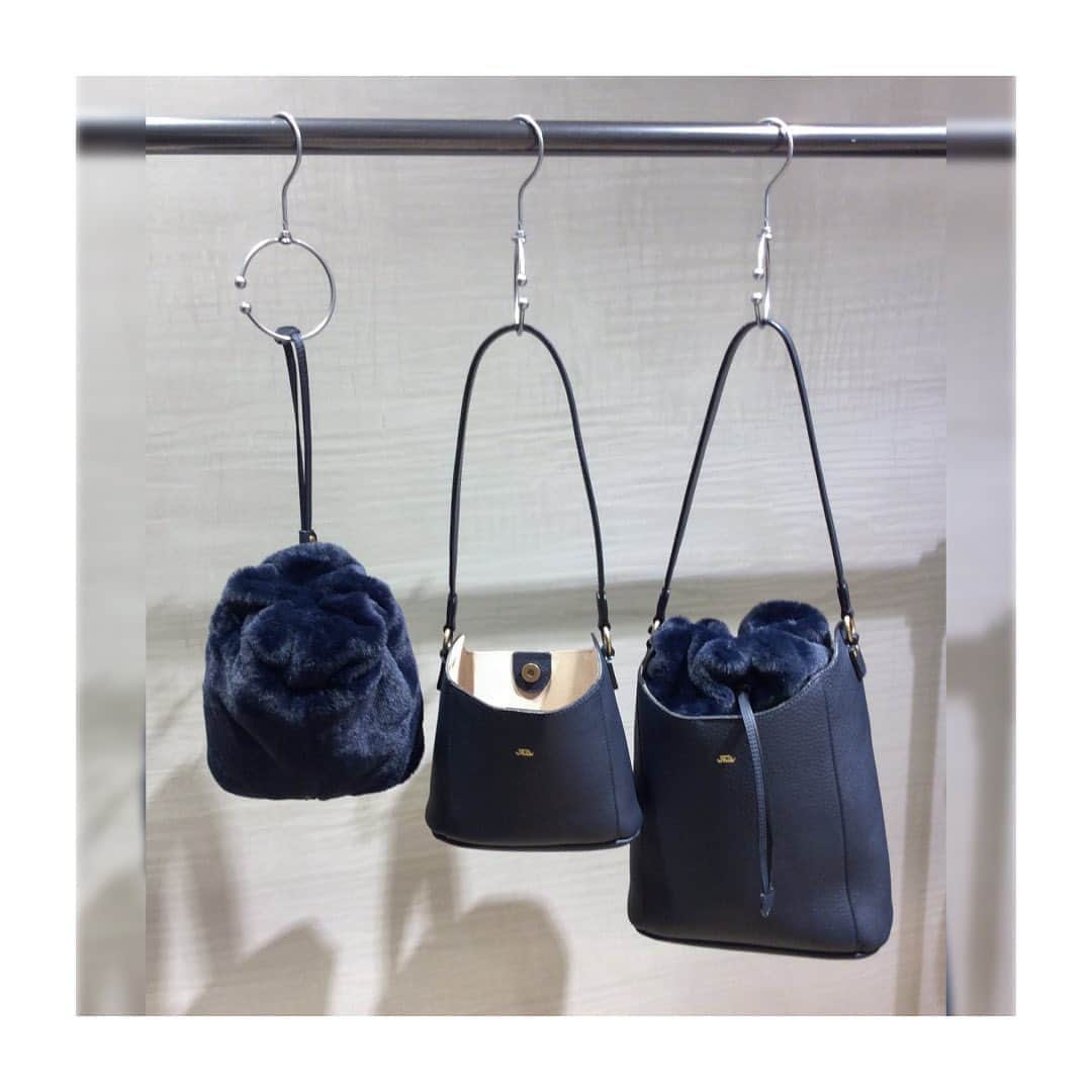 のインスタグラム：「【フェリージセレクション 神戸店】 . エコファーの巾着型ポーチと、 バケツ型のレザーバッグが 組み合わさった3wayバッグ。 バッグの中にポーチを入れる、 バッグ単体、ポーチ単体で持ち歩く。 気分と目的で使い分け自由自在です。 サイズは2型、カラーは4色ございます。 . ■Small Model No. 20/76/LD+EU Price : ¥75,900 . ■Large Model No. 20/77/LD+EU Price : ¥86,900 . . . #felisi #felisiselection #bag #handbag #3waybag #fw20 #sundaysbags #casualbag #womensbag #madeinitaly #フェリージ #フェリージセレクション #ハンドバッグ #3wayバッグ #レザーバッグ #エコファー #巾着バッグ #秋バッグ #冬バッグ #カジュアルバッグ #レディースバッグ #休日バッグ #休日鞄」