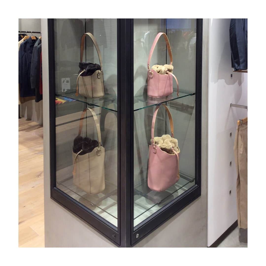 のインスタグラム：「【フェリージセレクション 神戸店】 . エコファーの巾着型ポーチと、 バケツ型のレザーバッグが 組み合わさった3wayバッグ。 バッグの中にポーチを入れる、 バッグ単体、ポーチ単体で持ち歩く。 気分と目的で使い分け自由自在です。 サイズは2型、カラーは4色ございます。 . ■Small Model No. 20/76/LD+EU Price : ¥75,900 . ■Large Model No. 20/77/LD+EU Price : ¥86,900 . . . #felisi #felisiselection #bag #handbag #3waybag #fw20 #sundaysbags #casualbag #womensbag #madeinitaly #フェリージ #フェリージセレクション #ハンドバッグ #3wayバッグ #レザーバッグ #エコファー #巾着バッグ #秋バッグ #冬バッグ #カジュアルバッグ #レディースバッグ #休日バッグ #休日鞄」