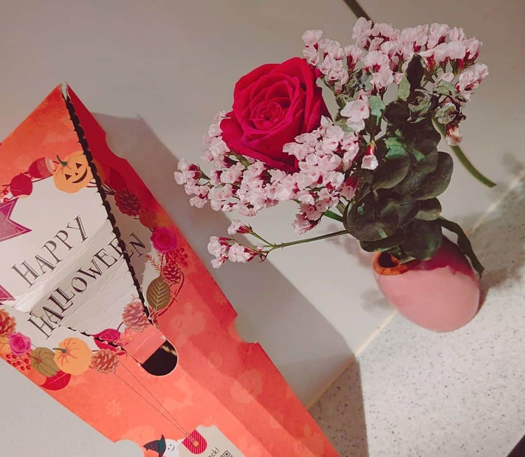 のインスタグラム：「Halloween💓🥰💓今年は土曜やね（●＾o＾●）  どんな花が届くか毎月楽しめる @bloomeelife　 のお花がやってきました😽💖  お花の種類は届いてからのお楽しみ🌸 毎週ワクワクするお花の定期便⊂(・▽・⊂) パッケージもカワイイ😌✨  お手軽に楽しめるし、お花屋さんに毎回行かなくても ポスト投函で届けてくれるから　不在の時も安心！ 詳細はこちら @bloomeelife で見てみてね〜╰( ･ ᗜ ･ )  初回のお花お届けが無料になる ▼▼クーポンコード▼▼  ■クーポンコード：ay ■有効期限：2020年10月31日 . .  #お花 #お花のある暮らし #キャンペーン #campaign #pr #花瓶 #花瓶の花 #Flower  #ハロウィン飾り #フラワーアレンジメント #halloweenparty #花 #花のある暮らし #花束 #プレゼント #present  #presents🎁 #flowers #flowerstagram #ハロウィン #プレゼントキャンペーン #無料 #Halloween #flowerphotography #photographie #ブルーミーライフ #フラワーハロウィン」