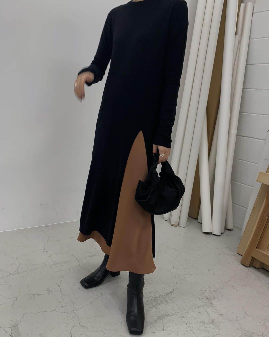 のインスタグラム：「.  studioにて。私服撮ってもらいました✌︎ 春に着倒した薄手のロングニットがまたもや活躍。あまり目立ってなかったitemだけど、季節の変わり目にいつも手に取る😌🕊  ◽︎ Both slit long knit tops ◽︎ Middle mermaid SK  #RIMARK_Bothslitlongknittops #RIMARK_MiddlemermaidSK」