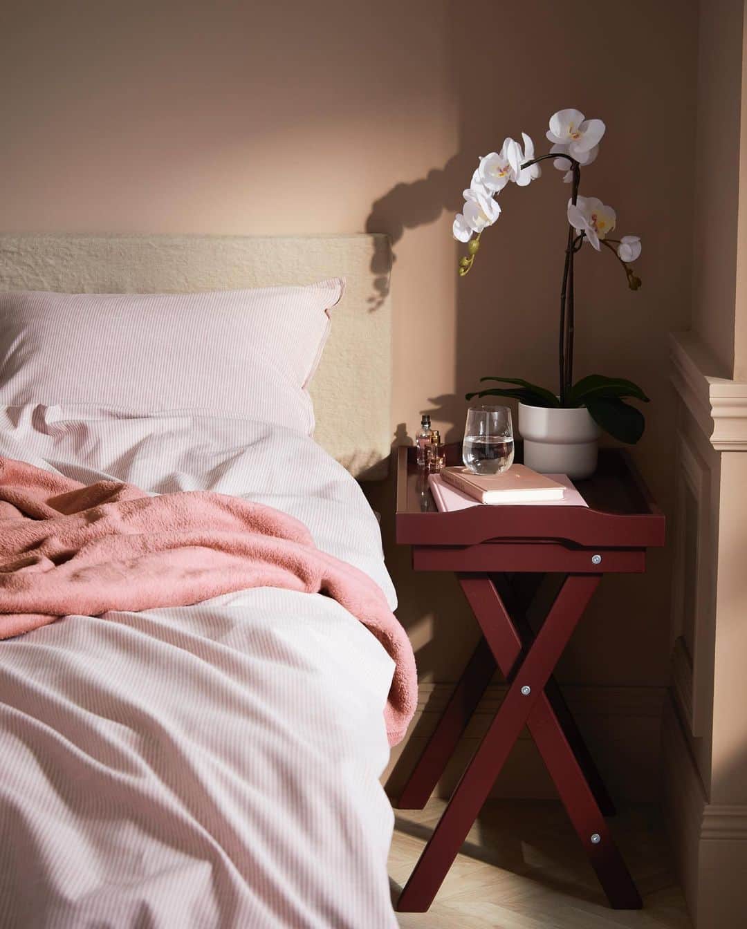 IKEA JAPANさんのインスタグラム写真 - (IKEA JAPANInstagram)「寒い季節を暖かく迎えよう﻿ ﻿ 日が沈むのが早くなり気温が下がりだすこの時期、暖かな雰囲気をもつインテリアでほっこりと充実した時間を過ごしませんか。﻿ ﻿ 秋冬カラーのテキスタイル、部屋の雰囲気を明るくする照明、読書スペース、あったか寝具、お菓子づくりのためのベーキングウェアや季節の食材を彩る食器など、簡単に取り入れて寒い季節も楽しめるインテリアグッズをご紹介します。﻿ ﻿ #イケア #ikeajapan #IKEA #クッション #クッションカバー #テキスタイル #キャンドル #ラグ #うつわ #グラス #照明 #焼き型 #お菓子作り #ベッドカバー #寝室 #鉢」10月19日 11時00分 - ikeajapan